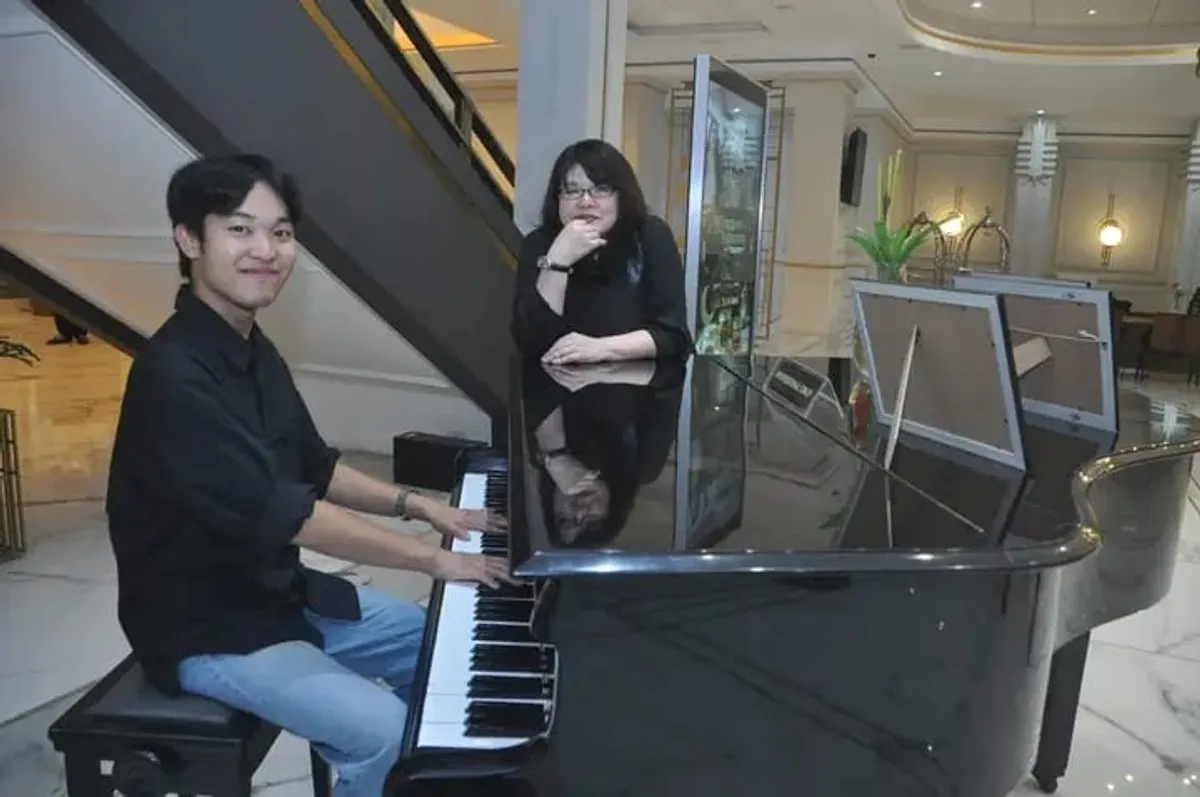 Permainan piano Yudai Hamanaka menutup pertemuan sore itu di Hotel Savoy Homann, menghadirkan nada-nada lembut yang menjadi penanda akhir perjumpaan. (Sumber: Dokumentasi Penulis)