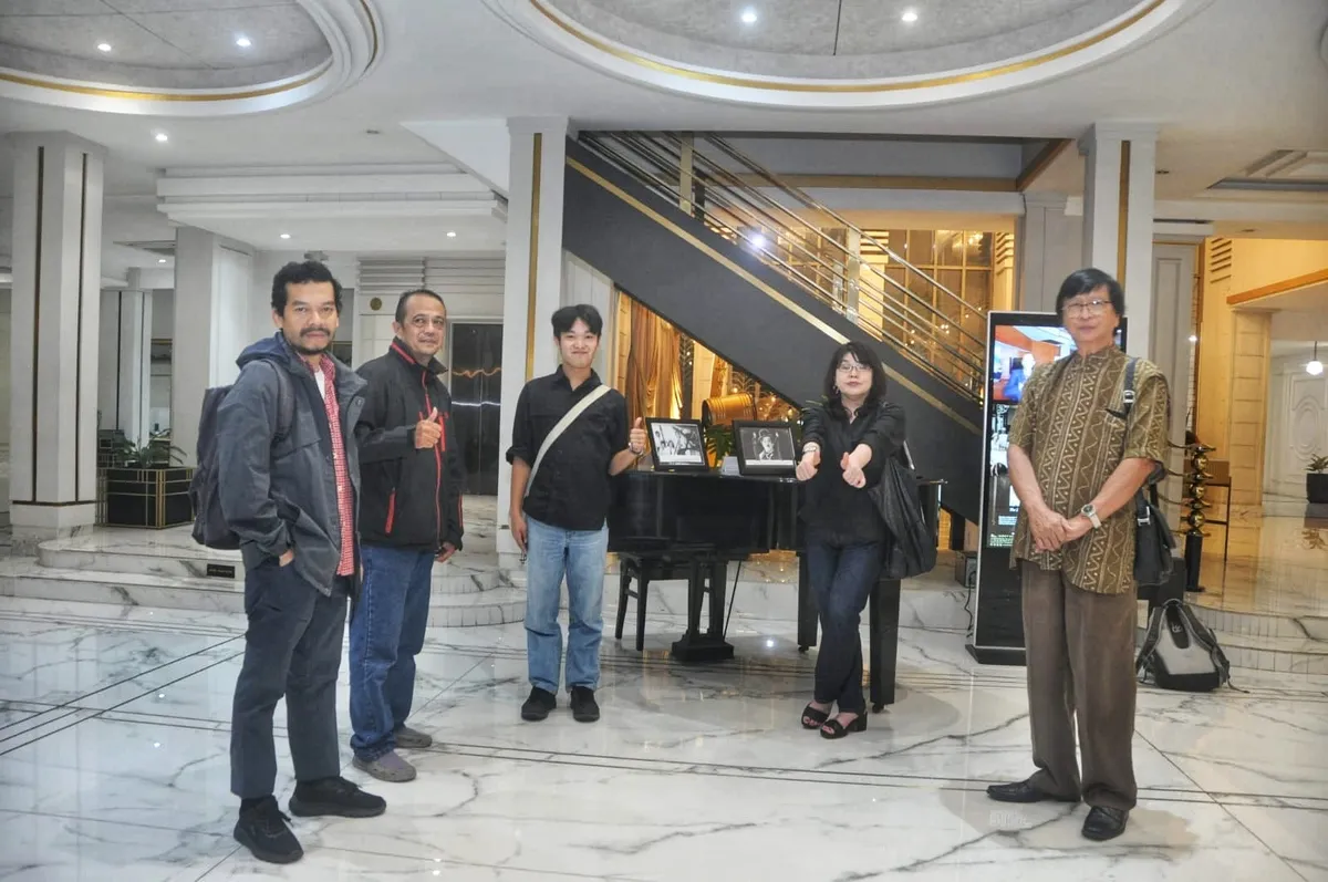 Ai Takeshita, Yudai Hamanaka, dan Boy Worang dalam satu bingkai pertemuan yang mempertemukan seni, musik, dan persahabatan lintas negara. (Sumber: Dokumentasi Penulis)