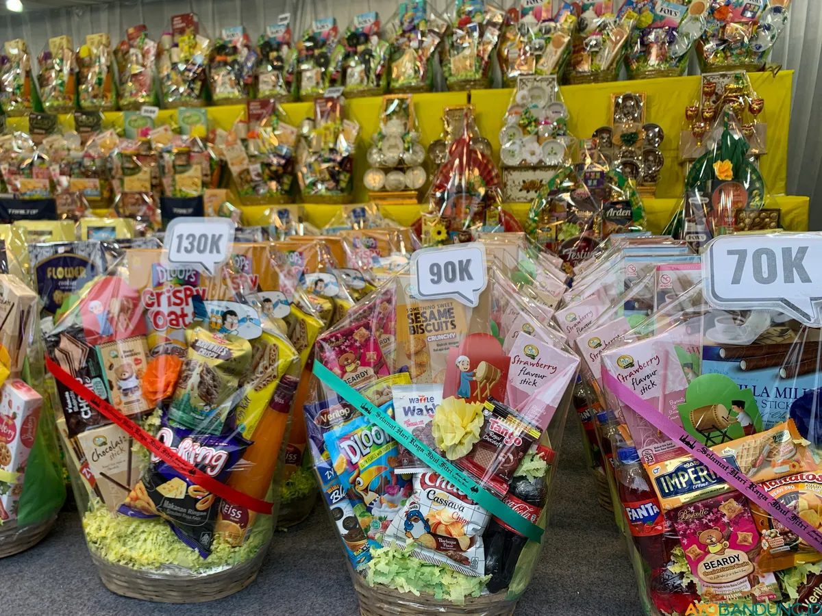 Deretan parcel Lebaran siap dijual, namun minat beli tak seramai dulu. (Sumber: ayobandung.id | Foto: Halwa Raudhatul)