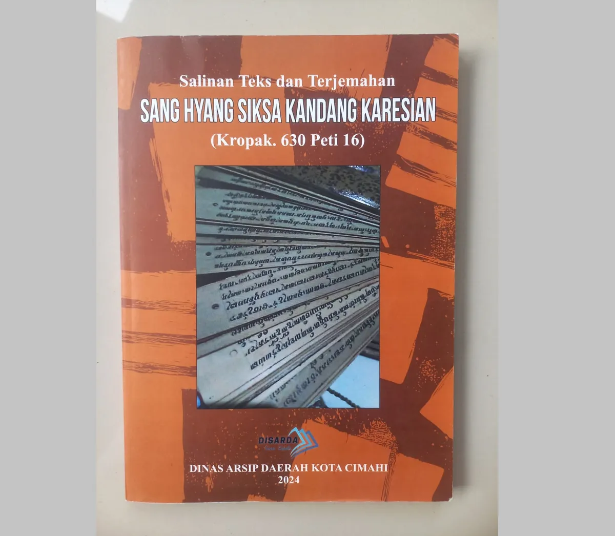 Buku hasil transliterasi dan terjemahan kedua Sanghyang Siksakandang Karesian oleh Dinas Arsip Daerah Kota Cimahi 2024. (Sumber: Dokumentasi Penulis)