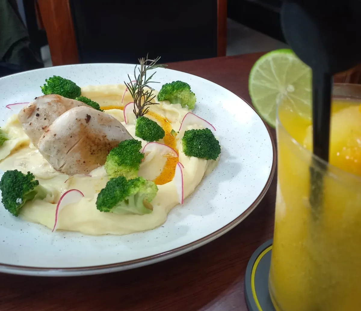 Penyajian makanan zaman kini di kafe-kafe yang dibuat semenarik mungkin agar menggugah selera konsumen. (Sumber: Dokumentasi Penulis)