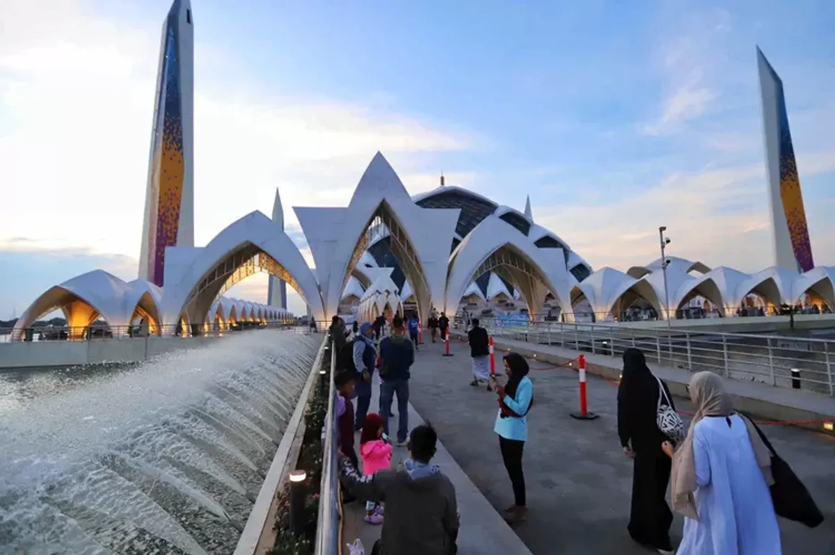Asyiknya ngabuburit di Masjid Raya Al Jabbar. (Sumber: Ayobandung.com | Foto: Irfan Al-Faritsi)
