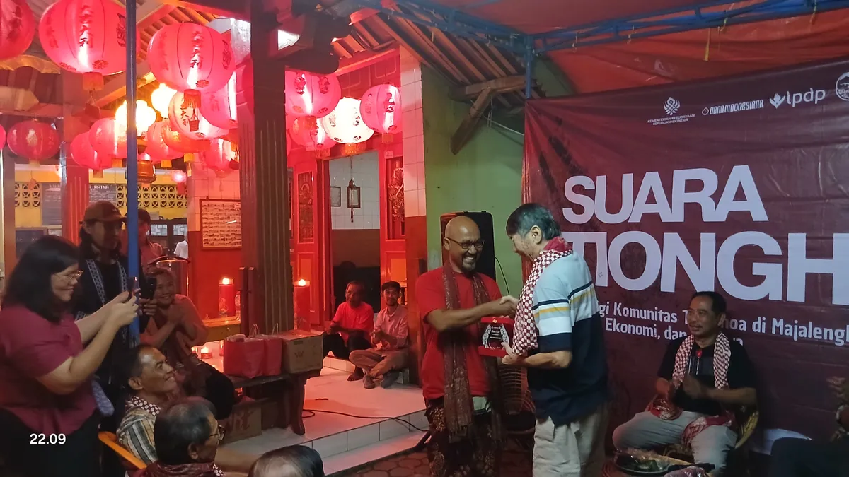 Penyerahan Selendang (Foto: Penulis)