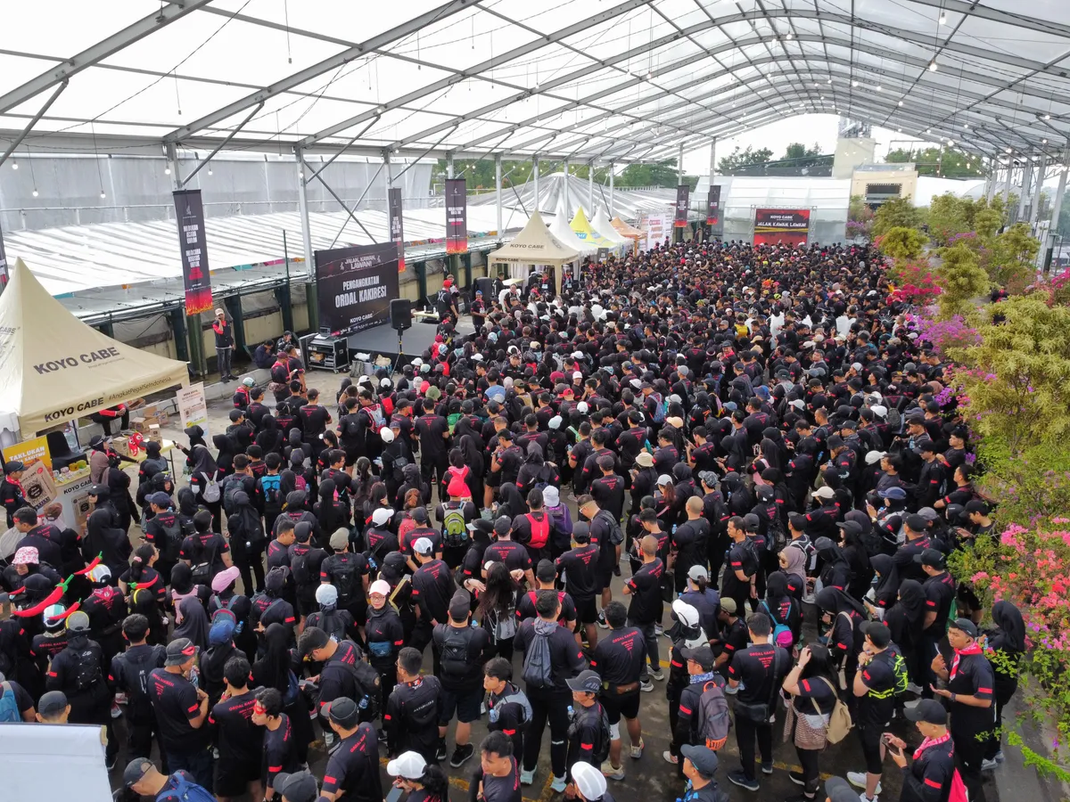 Ratusan anggota Komunitas Kaki Besi mengikuti agenda jalan kaki rutin di Bandung. (Sumber: Komunitas Kaki Besi)