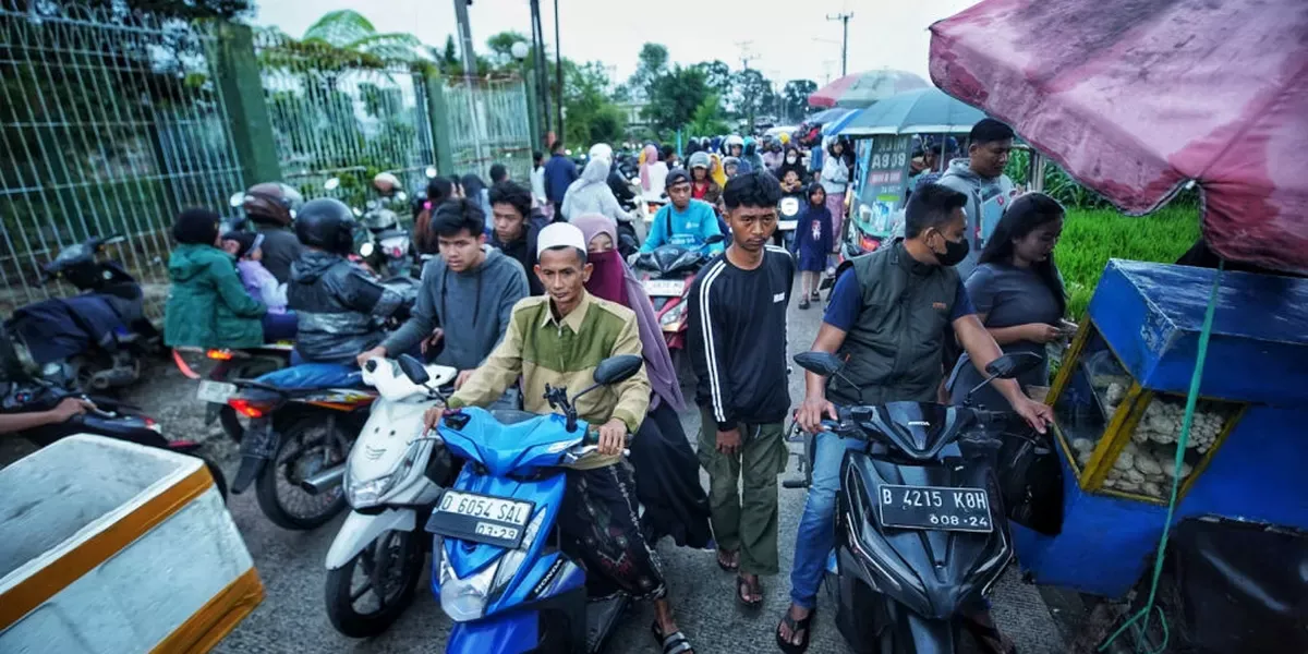 Warga berburu takjil untuk buka puasa di pasar ramadhan Ciherang, Kabupaten Bandung, Minggu 2 Maret 2025. (Sumber: Ayobandung.id | Foto: Kavin Faza)