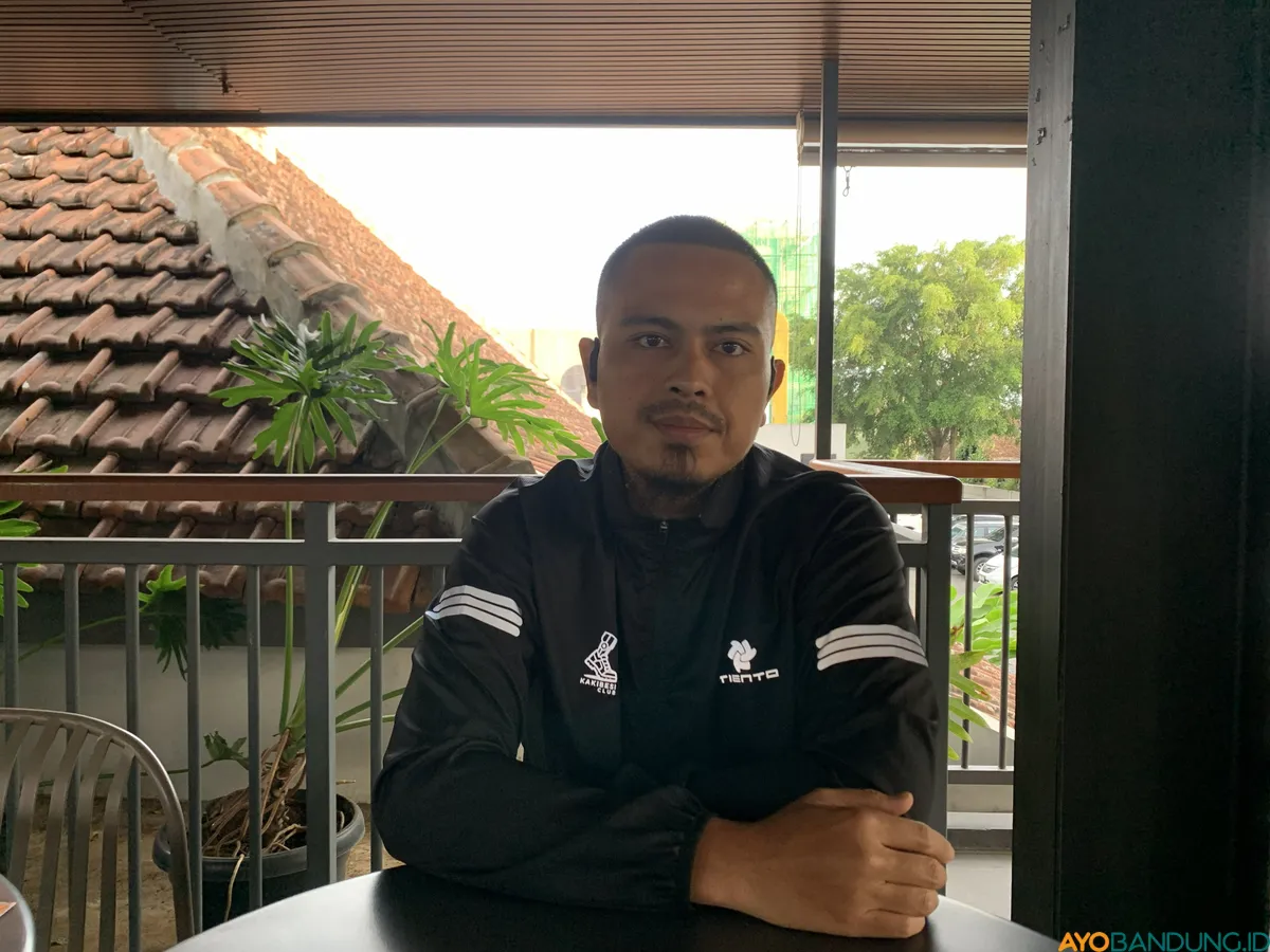 Pendiri Komunitas Kaki Besi, Insan Buana. (Sumber: ayobandung.id | Foto: Halwa Raudhatul)