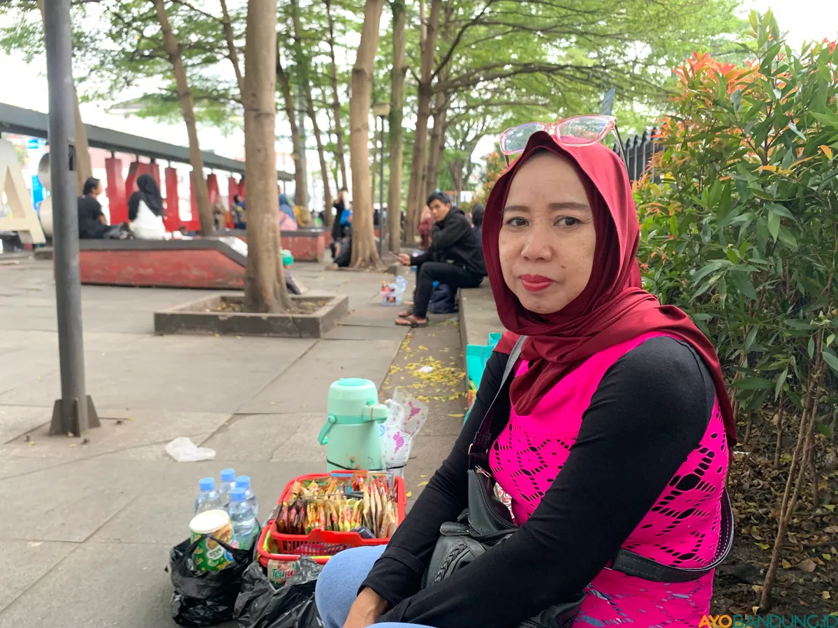Sejak Taman Alun-alun ditutup, Nur mengatakan dagangannya menjadi sepi pembeli. (Sumber: ayobandung.id | Foto: Halwa Raudhatul)