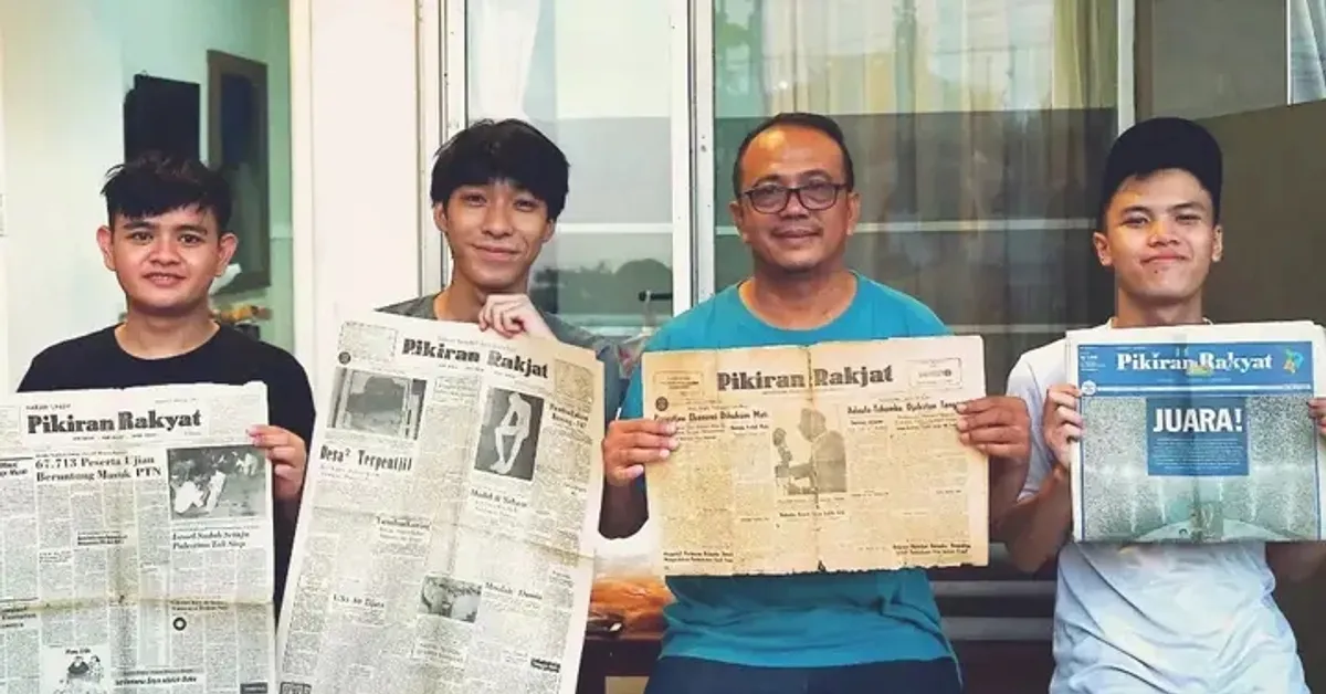 Penulis memperlihatkan edisi lama surat kabar Pikiran Rakyat yang memuat berbagai iklan usaha, dari toko kain hingga penjahit, yang menjadi bagian dari suasana persiapan Lebaran di masa lalu. (Sumber: Dokumentasi Penulis)