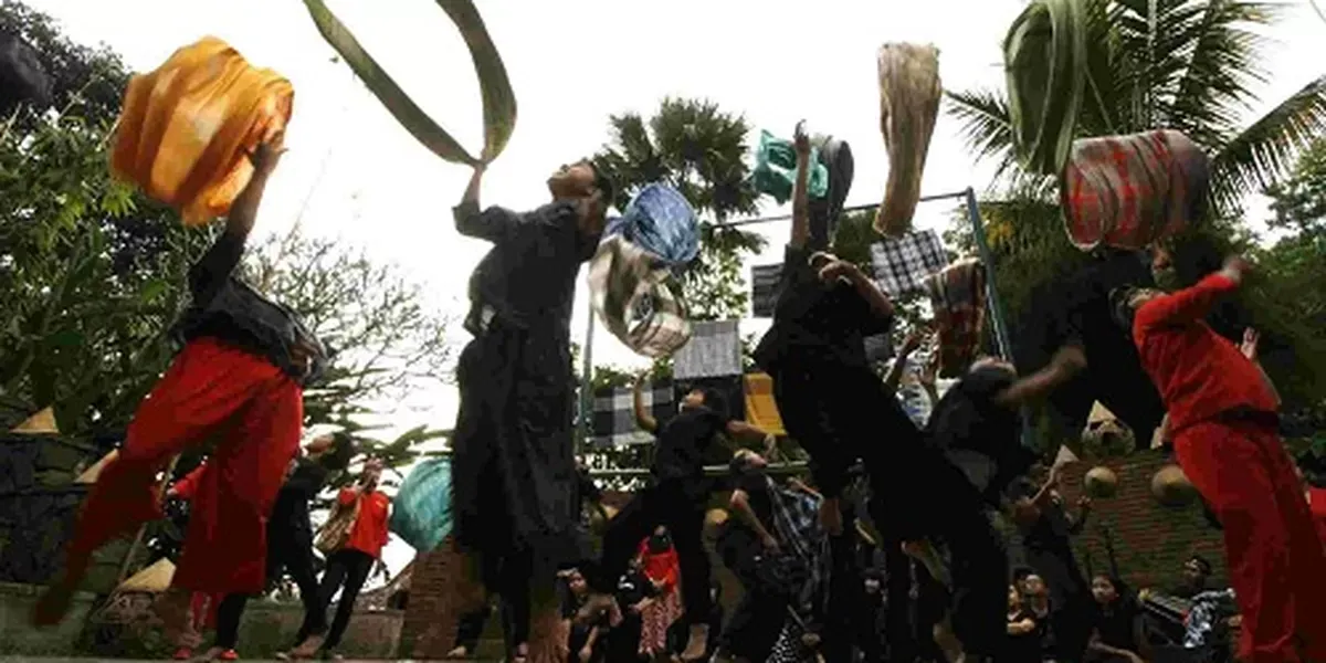 Anak-anak yang tergabung dalam Komunitas Hong sedang asyik bermain kaulinan tradisional, babalonan sarung. (Sumber: AyoBandung | Foto: Danny)