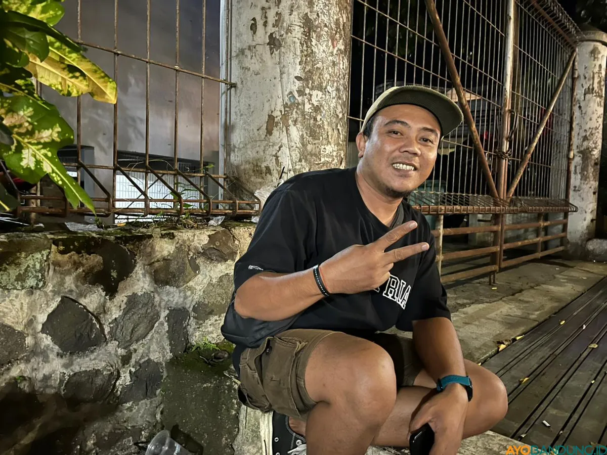 Mulyadi memanfaatkan momen Lebaran sebagai musim panen karena penjualan pakaian biasanya meningkat drastis beberapa hari sebelum Hari Raya. (Sumber: ayobandung.id | Foto: Ilham Maulana)