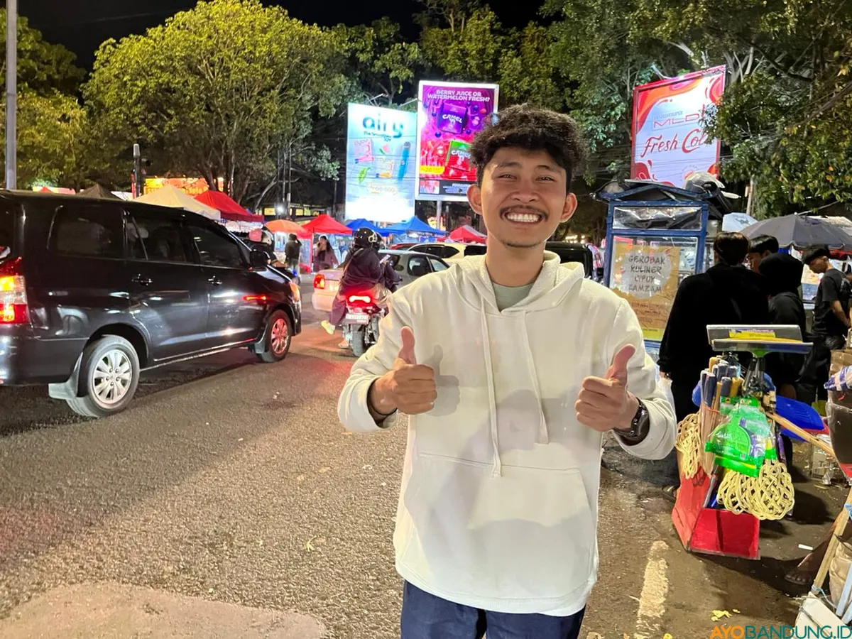 Saddam Rizki mengetahui keramaian lapak baju lebaran di Jalan Trunojoyo dari media sosial. (Sumber: ayobandung.id | Foto: Ilham Maulana)