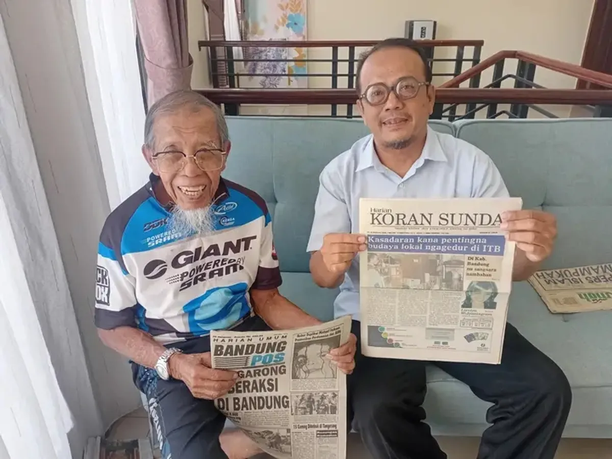 Penulis bersama jurnalis senior H. Ahmad Saelan, mantan Pemimpin Redaksi Bandung Pos. (Sumber: Dokumentasi Penulis)
