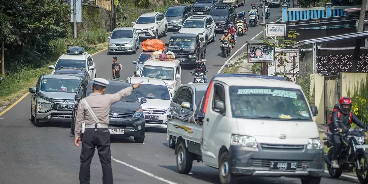 Sejumlah kendaraan pemudik memadati Jalan Raya Nagreg, Cikaledong, Kabupaten Bandung pada Jumat, 28 Maret 2025. (Sumber: Ayobandung.id | Foto: Kavin Faza)