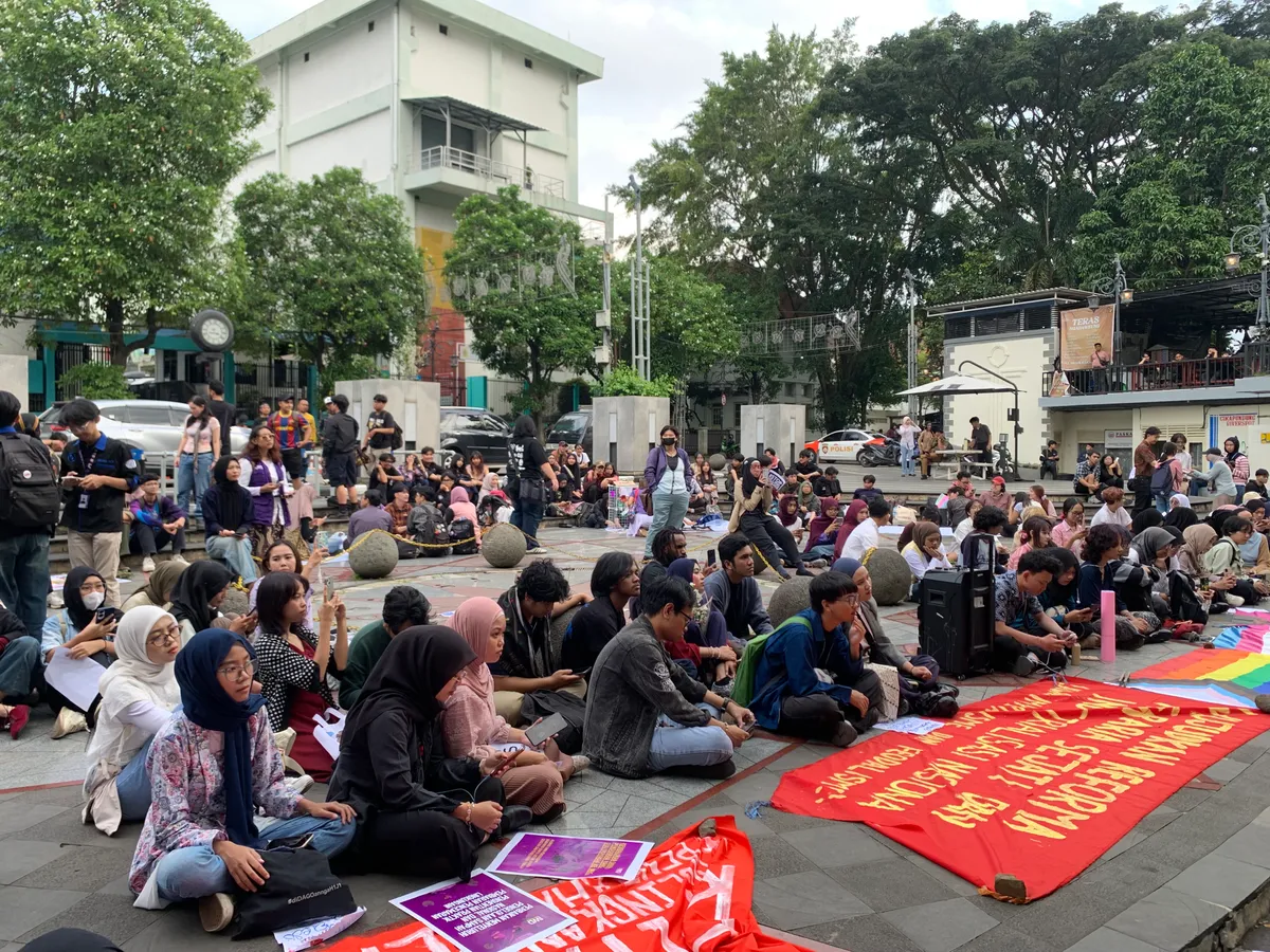 Para peserta membawa berbagai poster dan spanduk yang berisi tuntutan terkait hak-hak perempuan. (Sumber: ayobandung.id | Foto: Halwa Raudhatul)