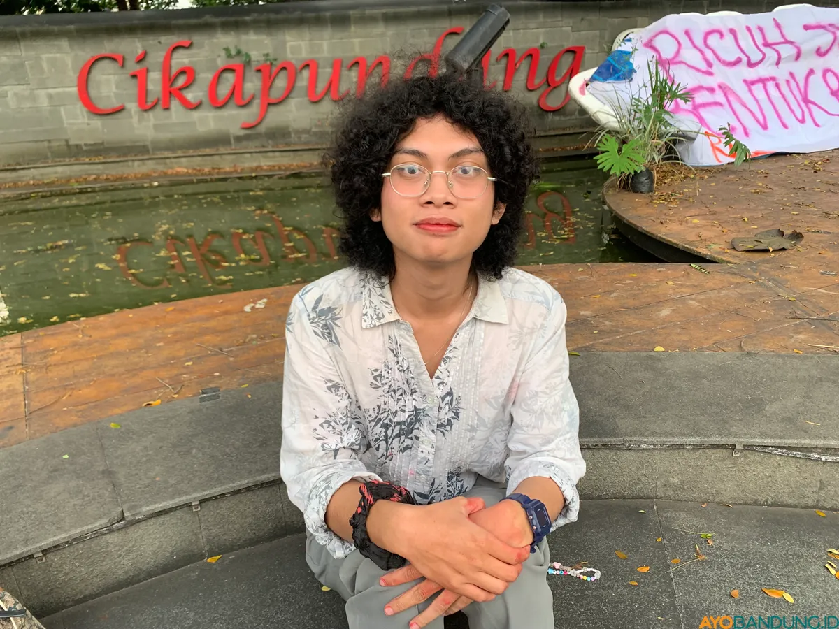 Koordinator Lapangan IWD 2026, Rasya. (Sumber: ayobandung.id | Foto: Halwa Raudhatul)