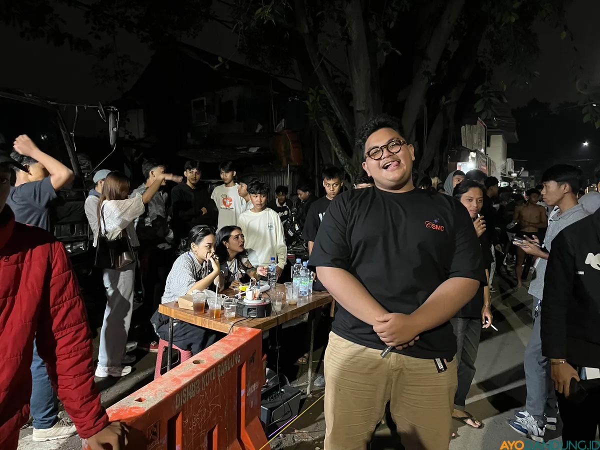 Farisal Imtiyaz menjelaskan awal mula digagasnya Gudsel Run Race untuk meramaikan malam Ramadan sekaligus menjadi ruang berkumpul yang positif. (Sumber: ayobandung.id | Foto: Ilham Maulana)