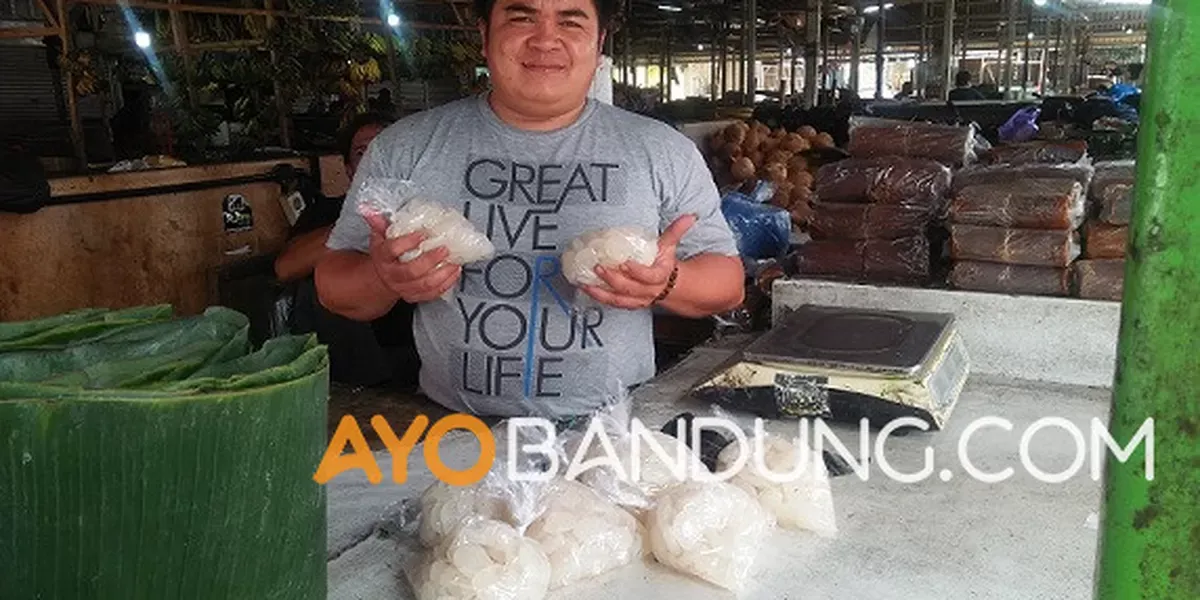 Taufik Mursholi, pengecer kolang-kaling di Pasar Gedebage. (Sumber: Ayobandung.com)