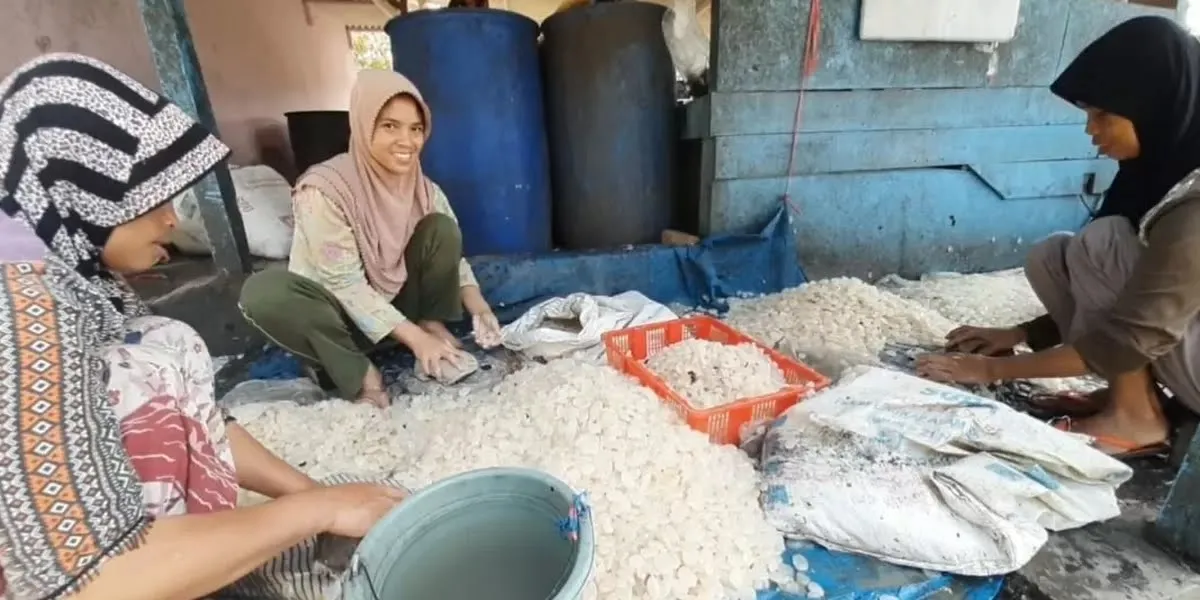 Penjual Kolang Kaling di Jalur Alternatif Garut – Tasik. (Sumber: Ayotasik.com | Foto: Irpan Wahab Muslim)