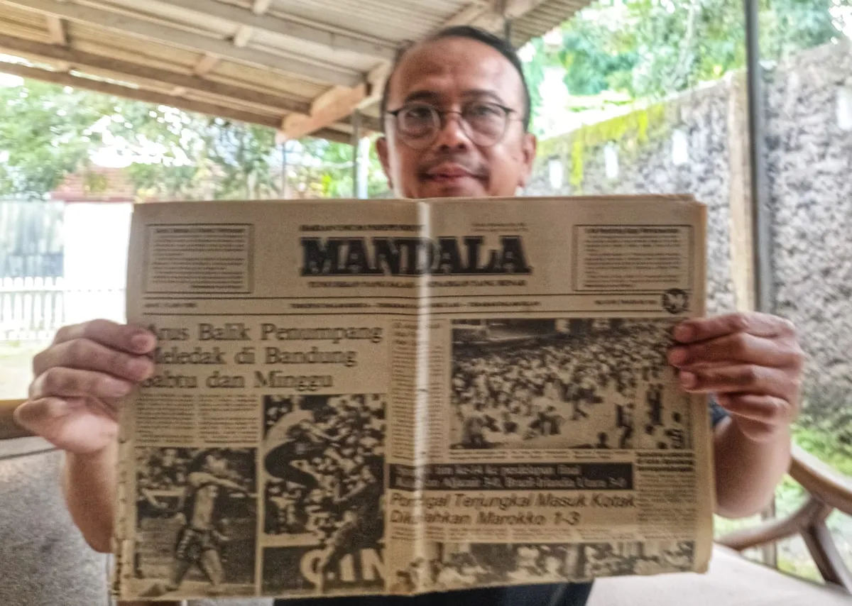 Penulis memegang Harian Mandala edisi 13 Juni 1986 yang terbit bertepatan dengan bulan suci Ramadan 1406 Hijriah. (Sumber: Dokumentasi Penulis)