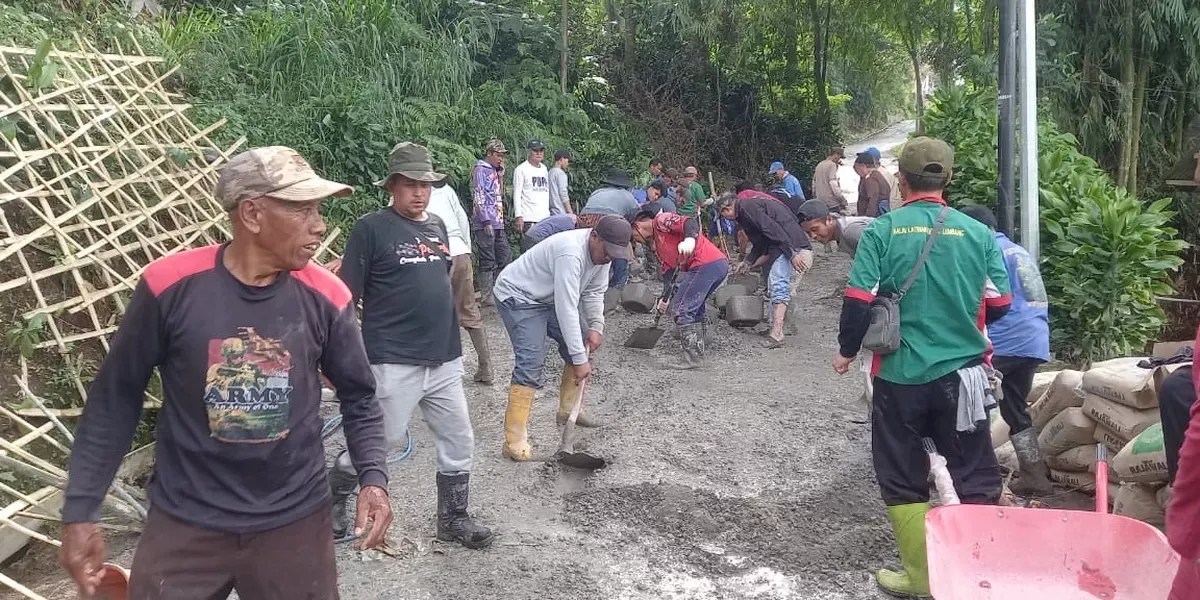 Sejumlah warga Kampung Mekarwangi Kecamatan Cisarua, Kabupaten Bandung Barat (KBB) menggalang dana swadaya untuk memperbaiki jalan. (Sumber: Ayobandung.com | Foto: Restu Nugraha)