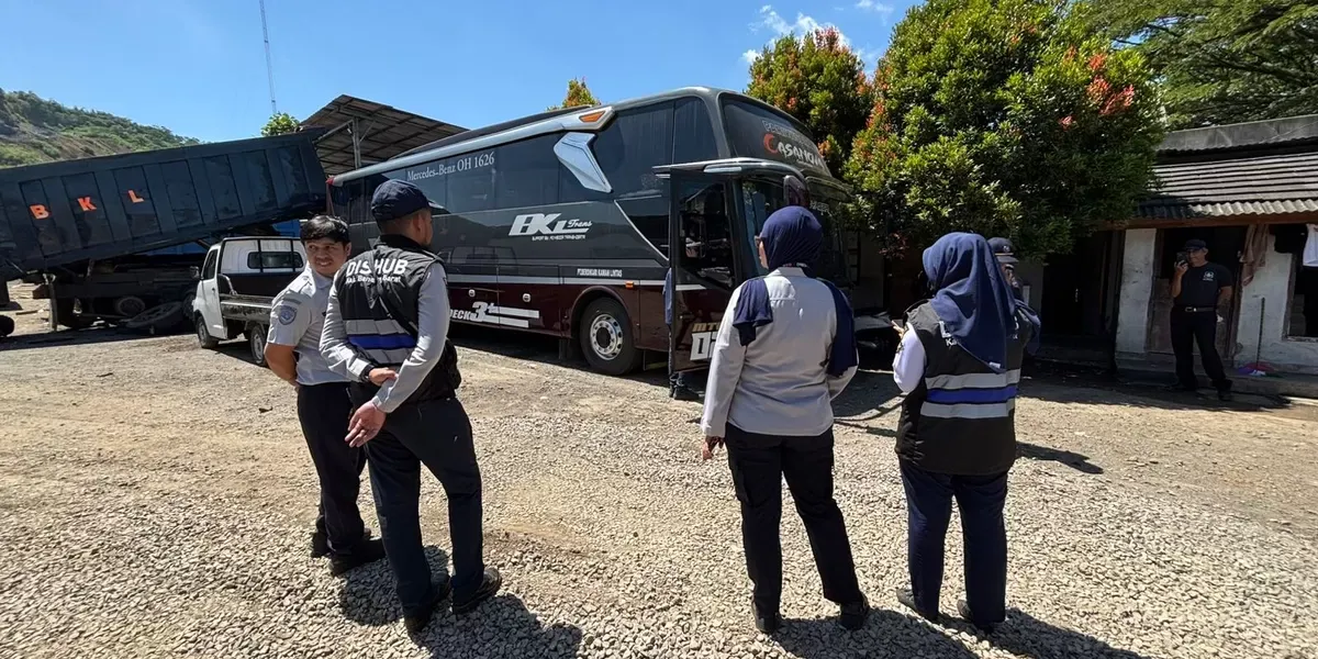 Dinas Perhubungan Kabupaten Bandung Barat (KBB) melakukan pemeriksaan kelayakan kendaraan atau ramp check. (Sumber: Ayobandung.com | Foto: Restu Nugraha)