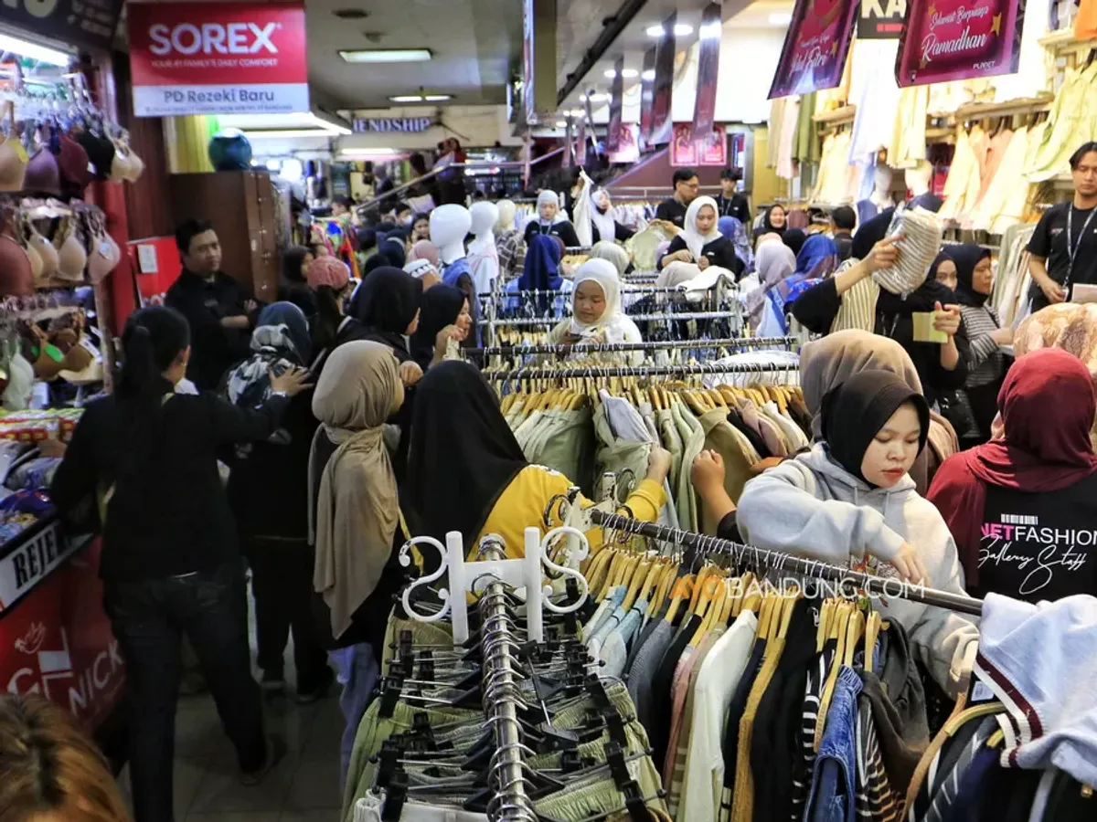 Sejumlah pengunjung memilih pakaian di Pasar Baru Trade Center, Kota Bandung, Jumat 13 Maret 2026. (Sumber: Ayobandung.com | Foto: Irfan Al-Faritsi)