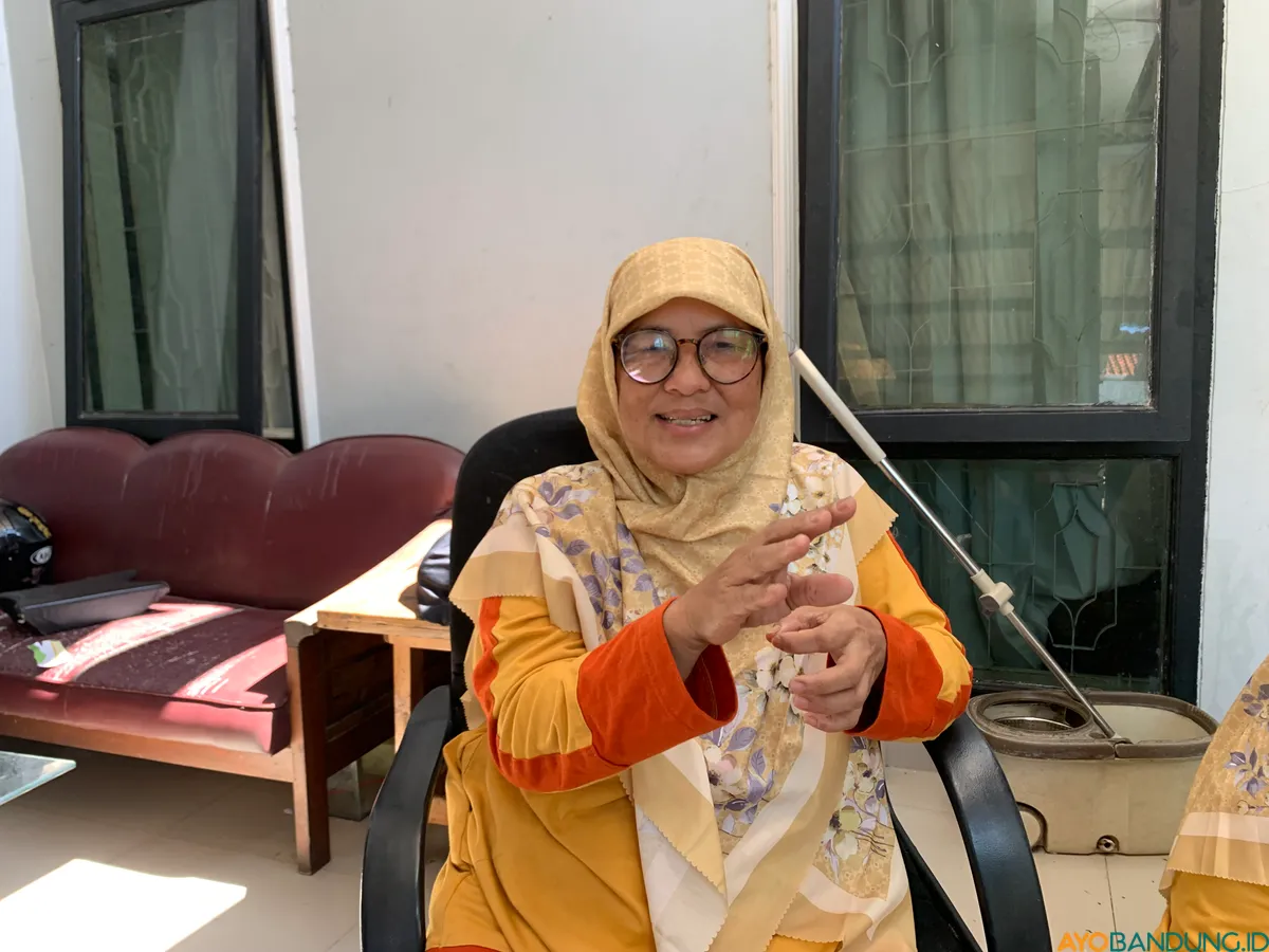 Lina Gusmatina, Ketua Bank Sampah Ikhtiar 15 Jatihandap Mandalajati. (Sumber: ayobandung.id | Foto: Halwa Raudhatul)
