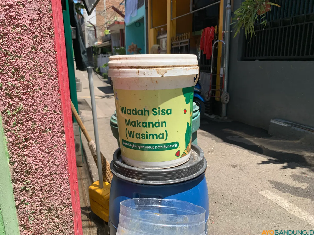 Wadah bekas galon cat digunakan warga untuk menampung sisa makanan dan limbah dapur sebelum diolah sebagai bahan pengolahan sampah organik. (Sumber: ayobandung.id | Foto: Ilham Maulana)