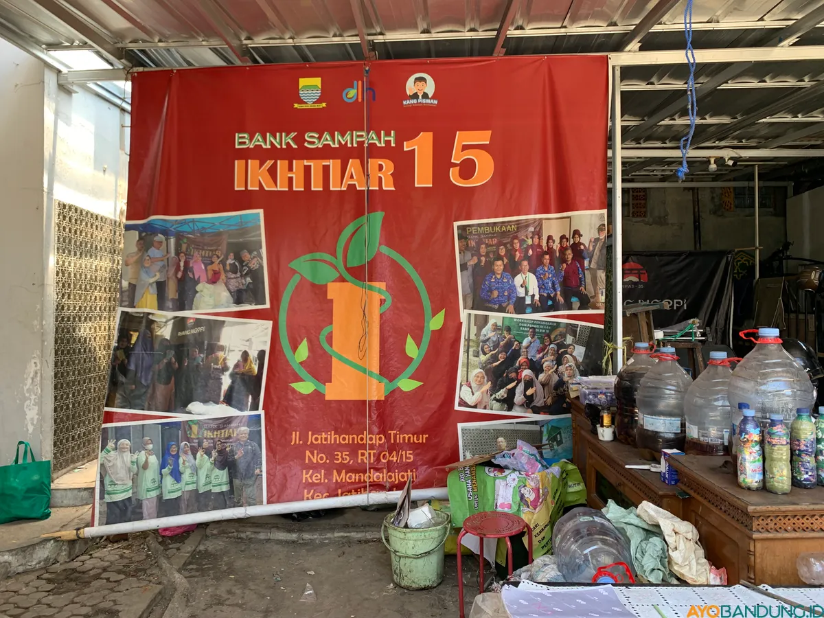 Karung berisi botol plastik dan kardus bekas di Bank Sampah Ikhtiar 15 Jatihandap, Kota Bandung, yang dikelola warga untuk mengurangi sampah sekaligus menjadi tabungan. (Sumber: ayobandung.id | Foto: Halwa Raudhatul)