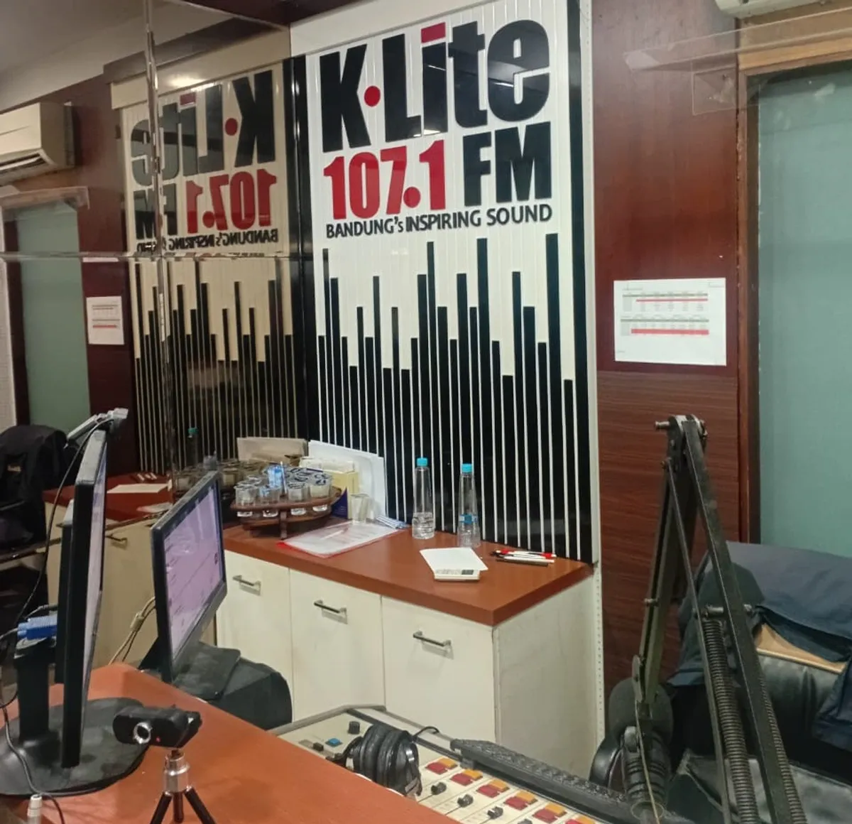 Suasana ruang studio K-Lite FM yang nyaman dan computerize. (Sumber: Dokumentasi Penulis)