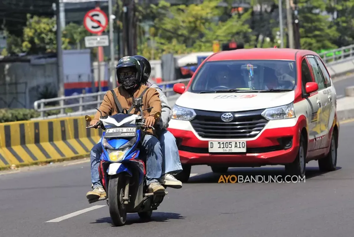 Sejumlah pemudik sepeda motor melintas di Jalan Soekarno-Hatta, Kota Bandung, Sabtu 14 Maret 2026. (Sumber: Ayobandung.com | Foto: Irfan Al-Faritsi)