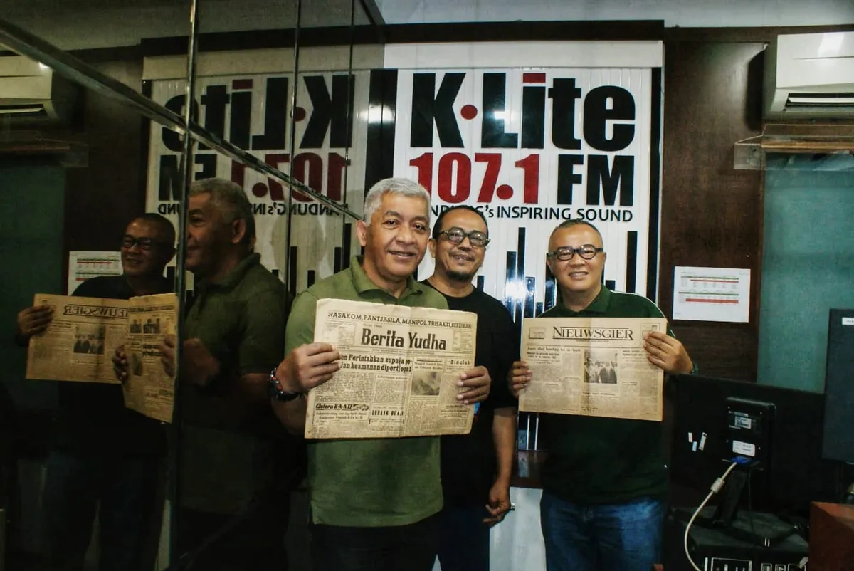 Penulis bersama Bapak Kujang Suryalaga (Manajer Marketing) dan Bapak Ahmad Syukur Muharam (Direktur Radio K-Lite FM) (Sumber: Dokumentasi Penulis)