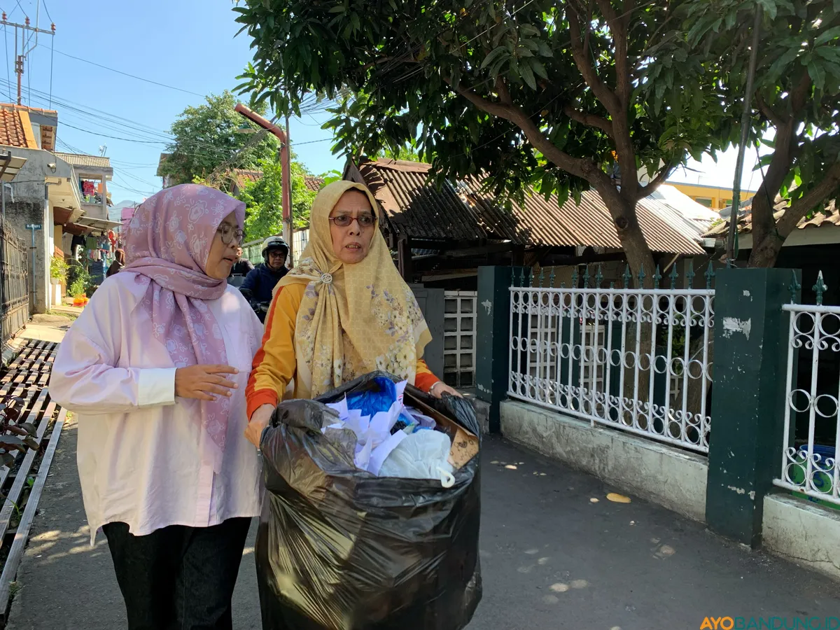 Demi memudahkan warga menabung sampah, pengurus Bank Sampah Ikhtiar RW 15 secara rutin menjemput sampah pilahan dari rumah ke rumah. (Sumber: ayobandung.id | Foto: Ilham Maulana)
