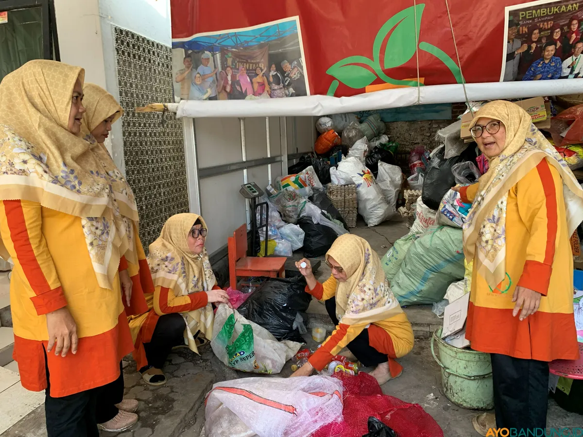 Lewat kegiatan memilah sampah, para perempuan di Bank Sampah Ikhtiar RW 15 Kelurahan Jatihandap menunjukkan bahwa gerakan kecil di tingkat rumah tangga dapat memberi dampak ekonomi dan lingkungan. (Sumber: ayobandung.id | Foto: Ilham Maulana)