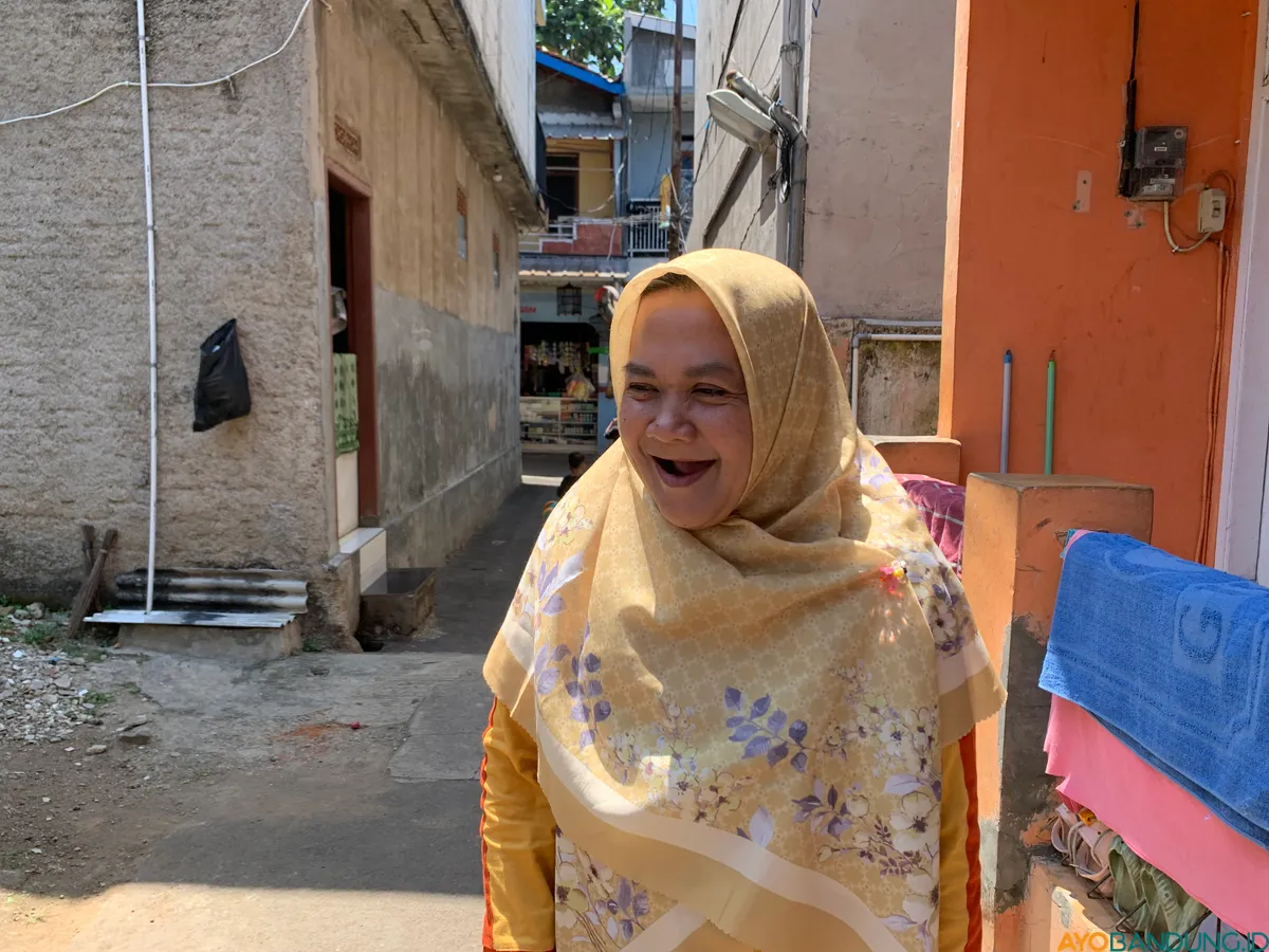 Wiwi Wijayanti telah tiga tahun bekerja bersama ibu-ibu lainnya mengurangi sampah dari sumber rumah tangga. (Sumber: ayobandung.id | Foto: Halwa Raudhatul)