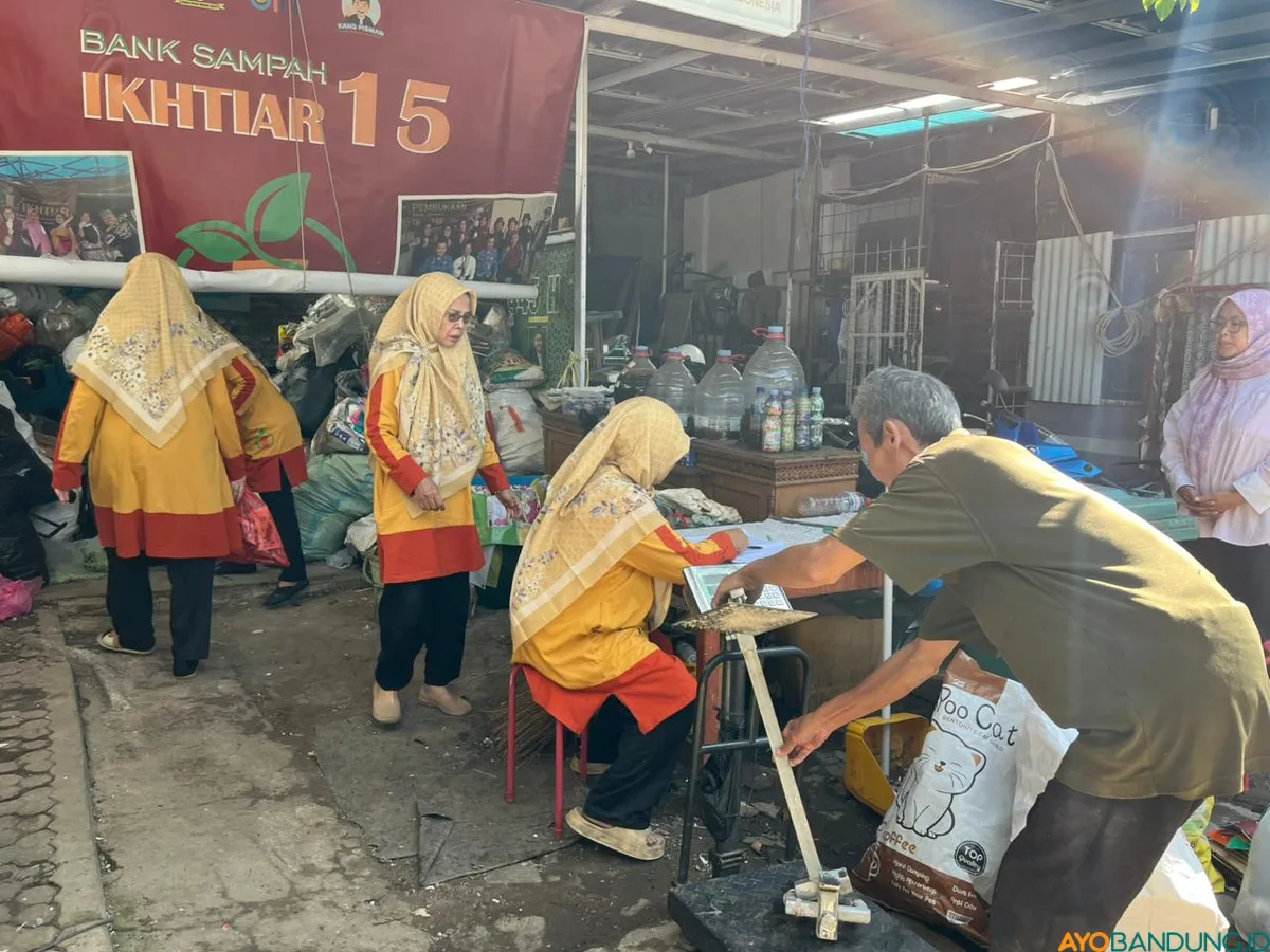 Lina Gusmatina bersama para ibu rumah tangga di RW 15 Jatihandap membuktikan bahwa pengelolaan sampah dapat menjadi ruang pemberdayaan ekonomi perempuan. (Sumber: ayobandung.id | Foto: Ilham Maulana)