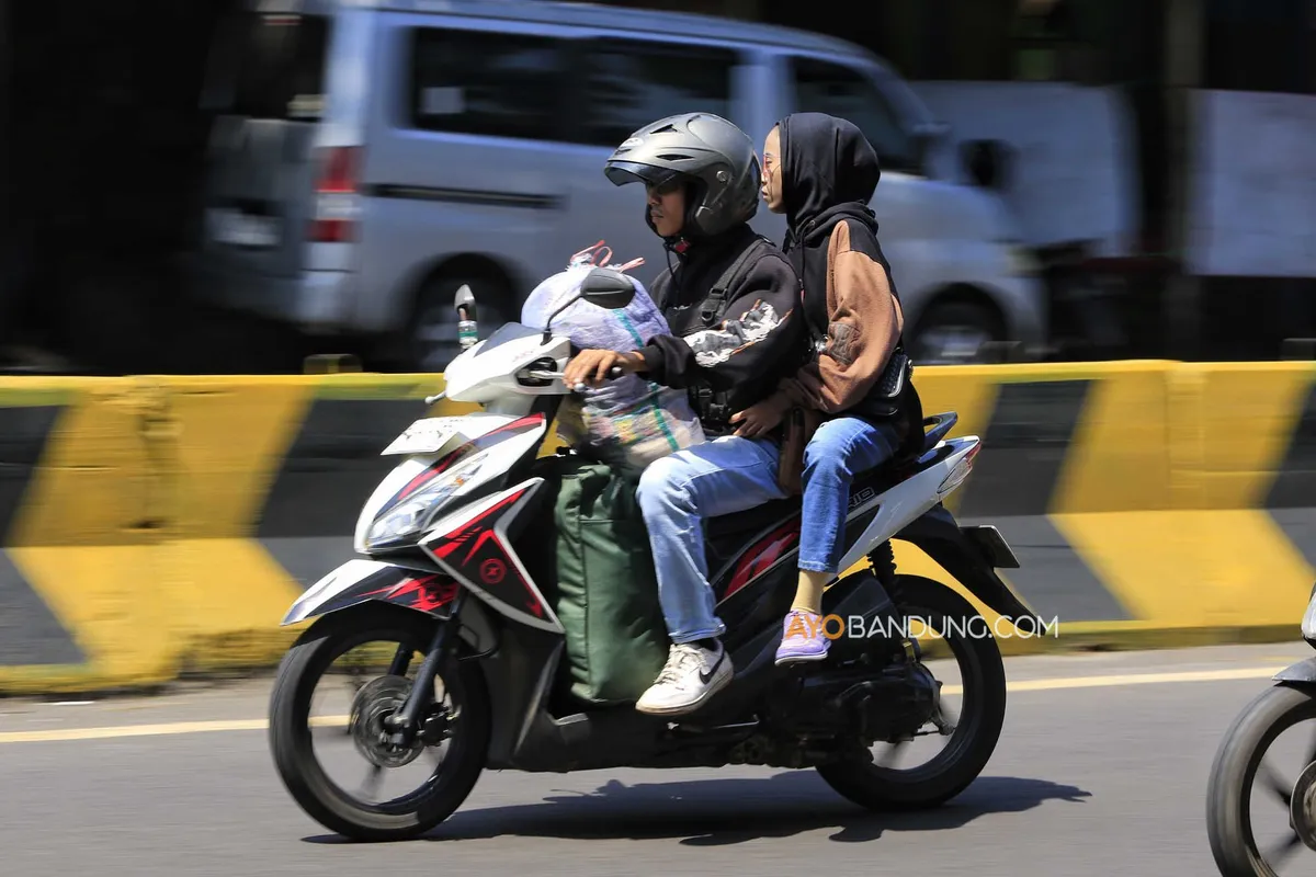 Sejumlah pemudik sepeda motor melintas di Jalan Soekarno-Hatta, Kota Bandung, Sabtu 14 Maret 2026. (Sumber: Ayobandung.com | Foto: Irfan Al-Faritsi)