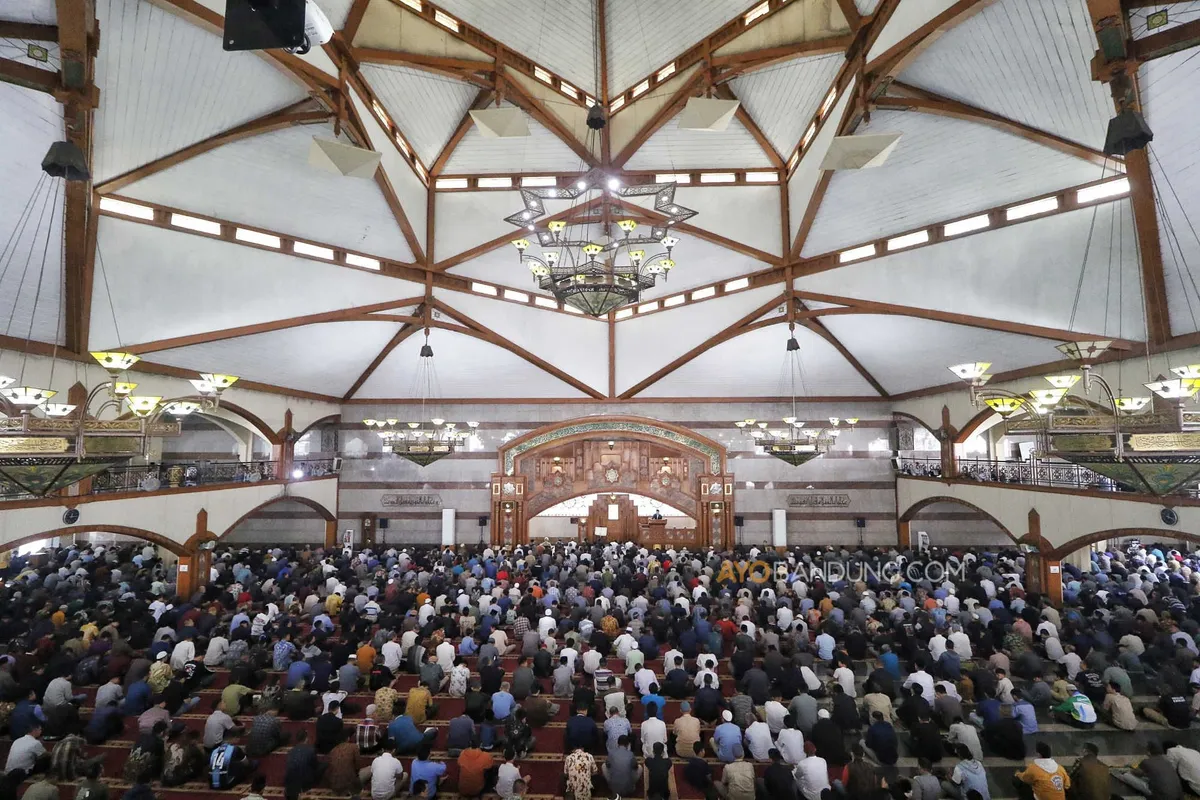 Salat berjamaah di Masjid Pusdai, Kota Bandung, Jumat 20 Februari 2026. (Sumber: Ayobandung.com | Foto: Irfan Al-Faritsi)