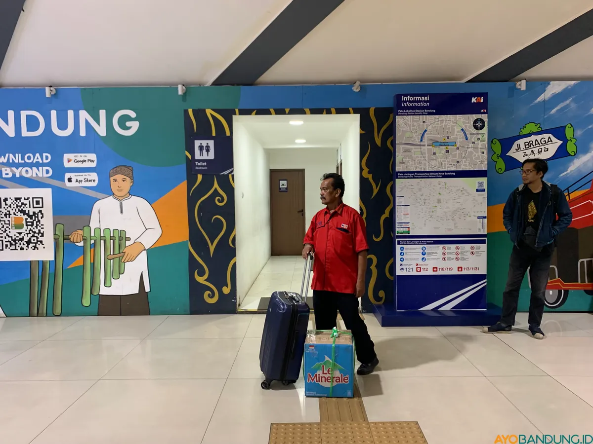 Bagi porter, banyaknya penumpang tak selalu berarti banyaknya penghasilan. (Sumber: ayobandung.id | Foto: Halwa Raudhatul)
