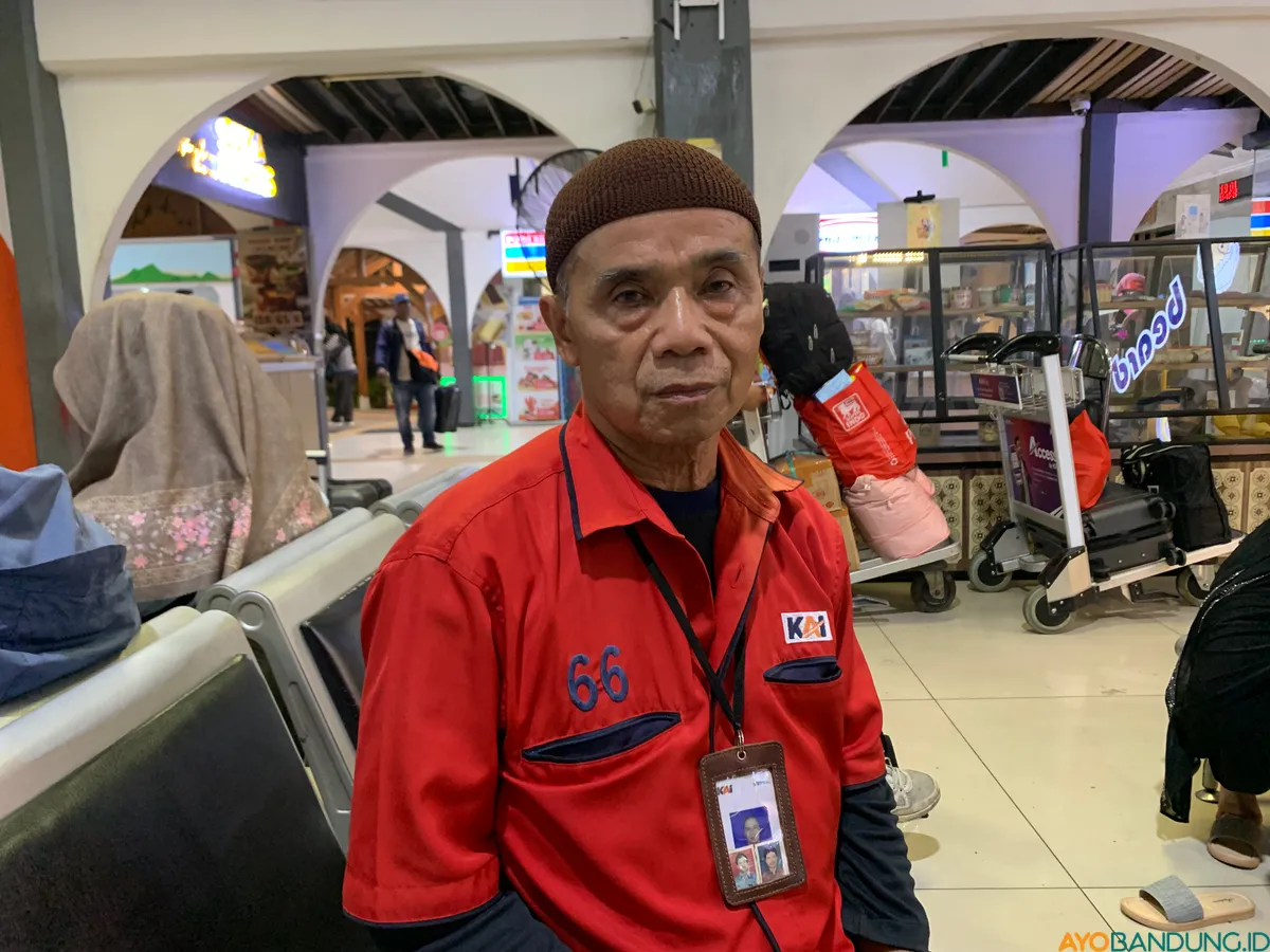 Surya Apandi porter di Stasiun Bandung yang sudah bekerja selama 27 tahun (Sumber: ayobandung.id | Foto: Halwa Raudhatul)