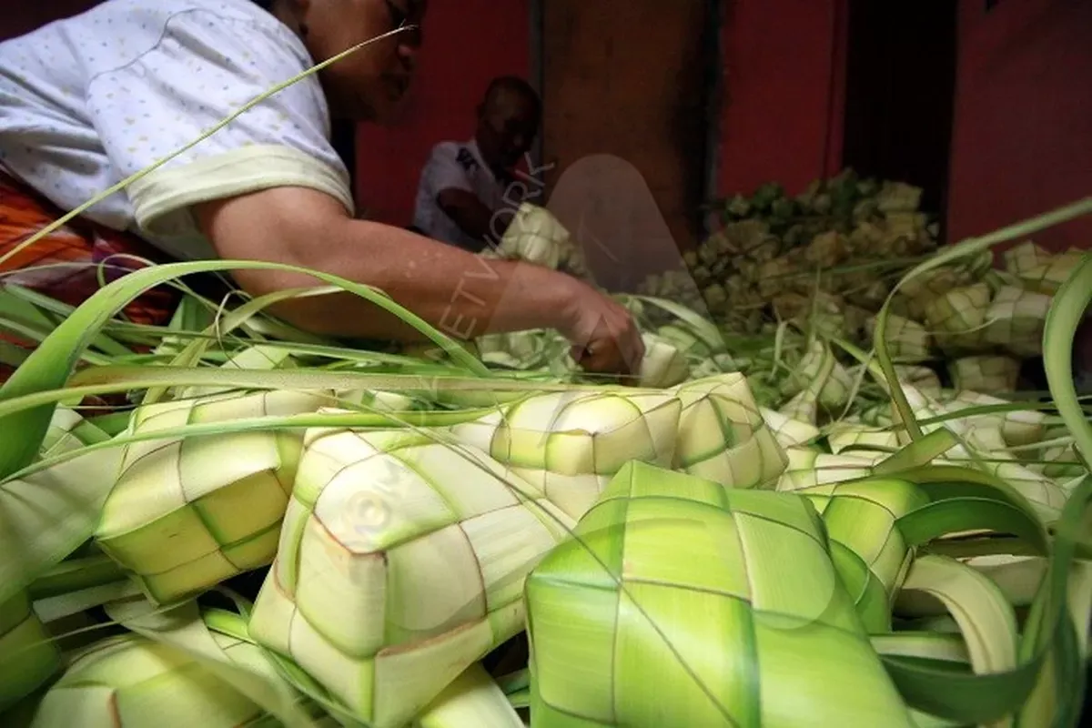 Ketupat Lebaran. (Sumber: Ayobandung.id | Foto: Irfan Al-Faritsi)