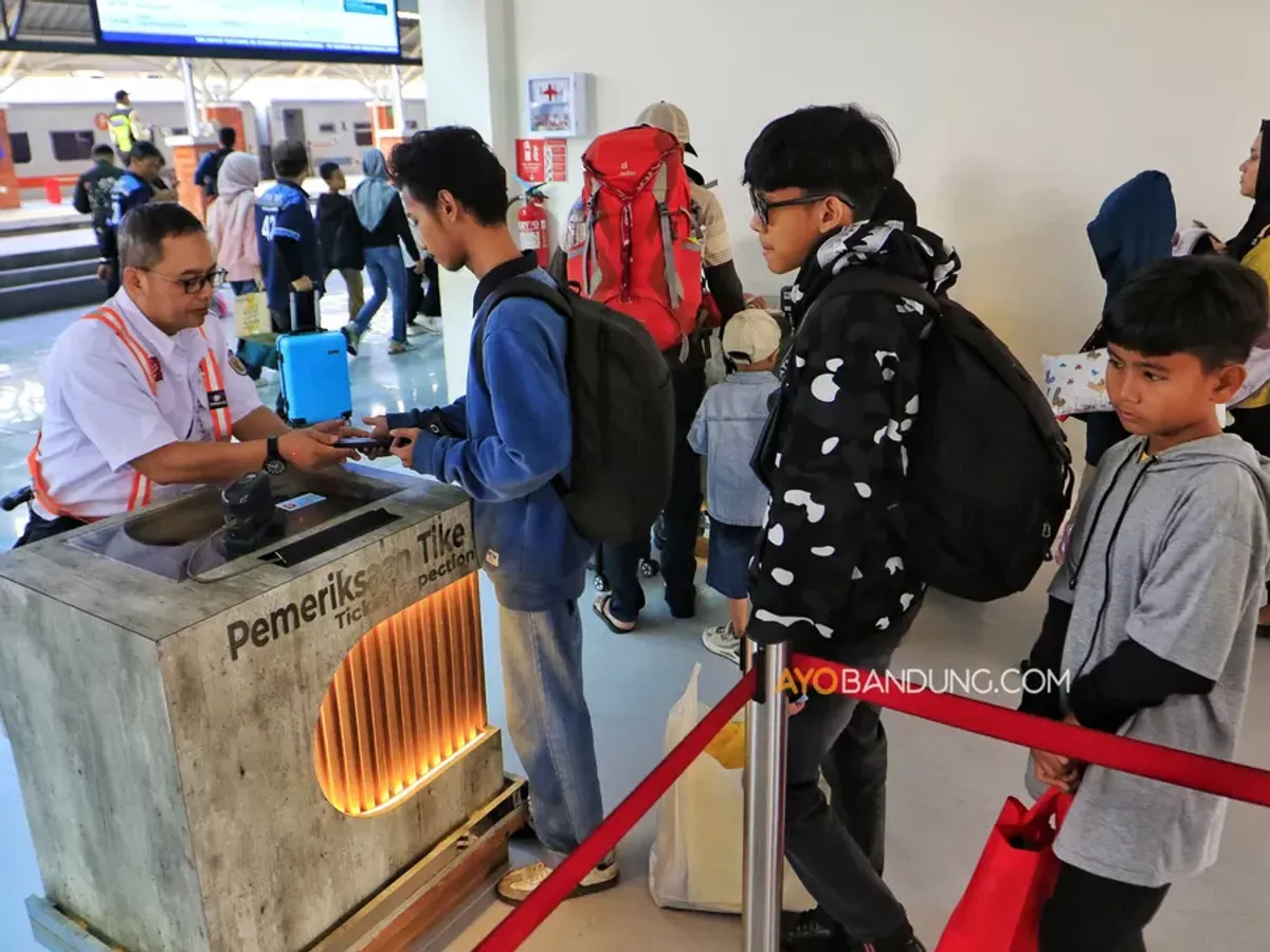 Calon penumpang Kereta Api Pasundan tambahan berjalan menuju gerbong di Stasiun Kiaracondong, Kota Bandung, Selasa 17 Maret 2026. (Sumber: Ayobandung.com | Foto: Irfan Al-Faritsi)
