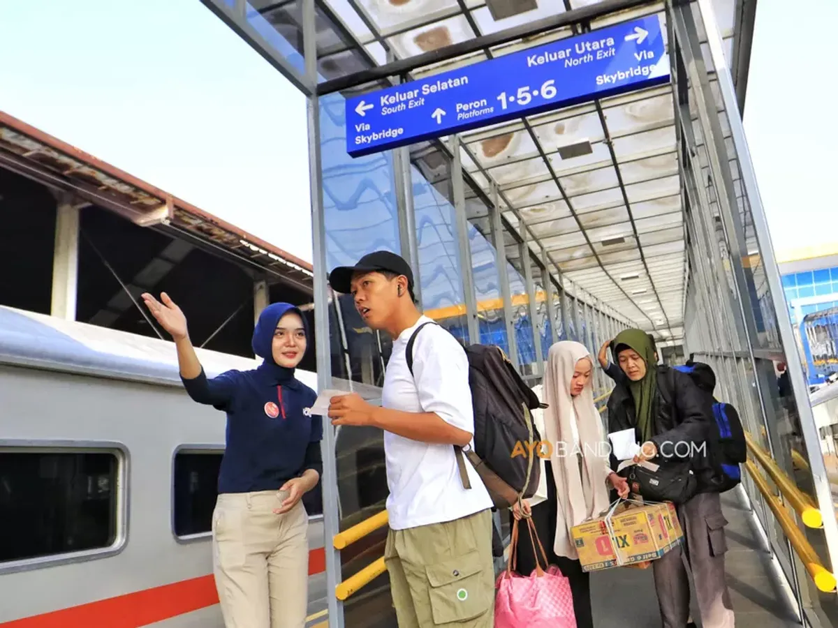Calon penumpang Kereta Api Pasundan tambahan berjalan menuju gerbong di Stasiun Kiaracondong, Kota Bandung, Selasa 17 Maret 2026. (Sumber: Ayobandung.com | Foto: Irfan Al-Faritsi)