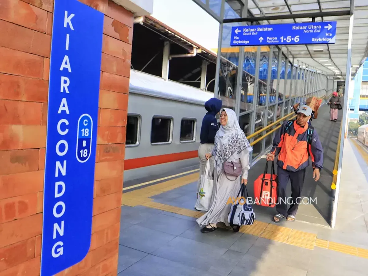 Calon penumpang Kereta Api Pasundan tambahan berjalan menuju gerbong di Stasiun Kiaracondong, Kota Bandung, Selasa 17 Maret 2026. (Sumber: Ayobandung.com | Foto: Irfan Al-Faritsi)