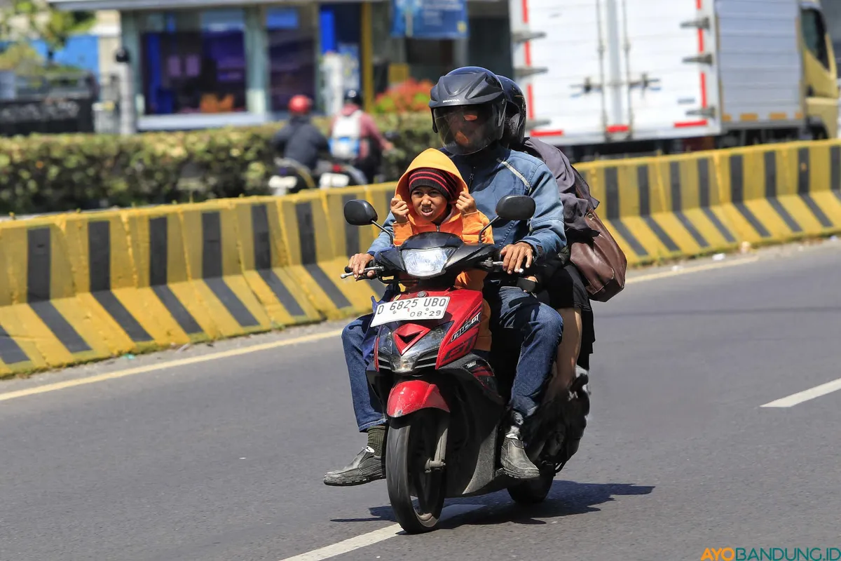 Pemudik sepeda motor melintasi Kota Bandung pada Sabtu, 14 Maret 2025, dengan pilihan perjalanan hemat dan berbagai konsekuensinya. (Sumber: ayobandung.id | Foto: Irfan Al Faritsi)