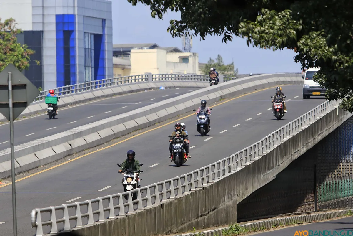 Sejumlah pemudik sepeda motor melintas di Jalan Soekarno-Hatta, Kota Bandung, Sabtu 14 Maret 2026. (Sumber: ayobandung.id | Foto: Irfan Al Faritsi)