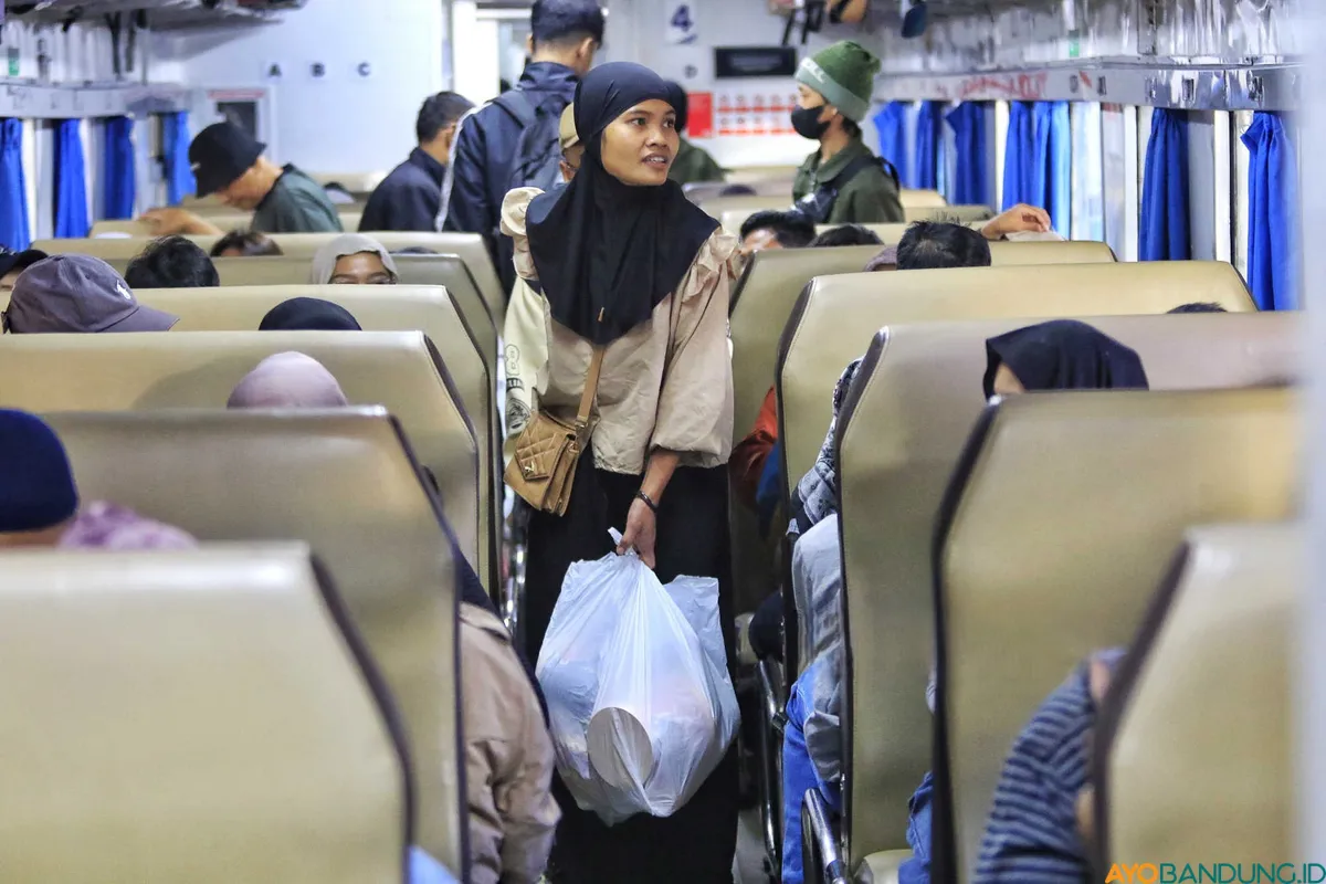 Pemudik di Kereta Api Pasundan di Stasiun Kiaracondong, Kota Bandung, Selasa 17 Maret 2026. (Sumber: ayobandung.id | Foto: Irfan Al Faritsi)