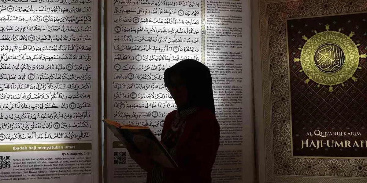 Ilustrasi membaca Al-qur'an, SARA bisa membuat hancurnya tali persaudaraan yang telah lama terjalin di antara umat pemeluk agama. Jangan dibiarkan. (Sumber: Ayobandung.com | Foto: Irfan Al-Faritsi)