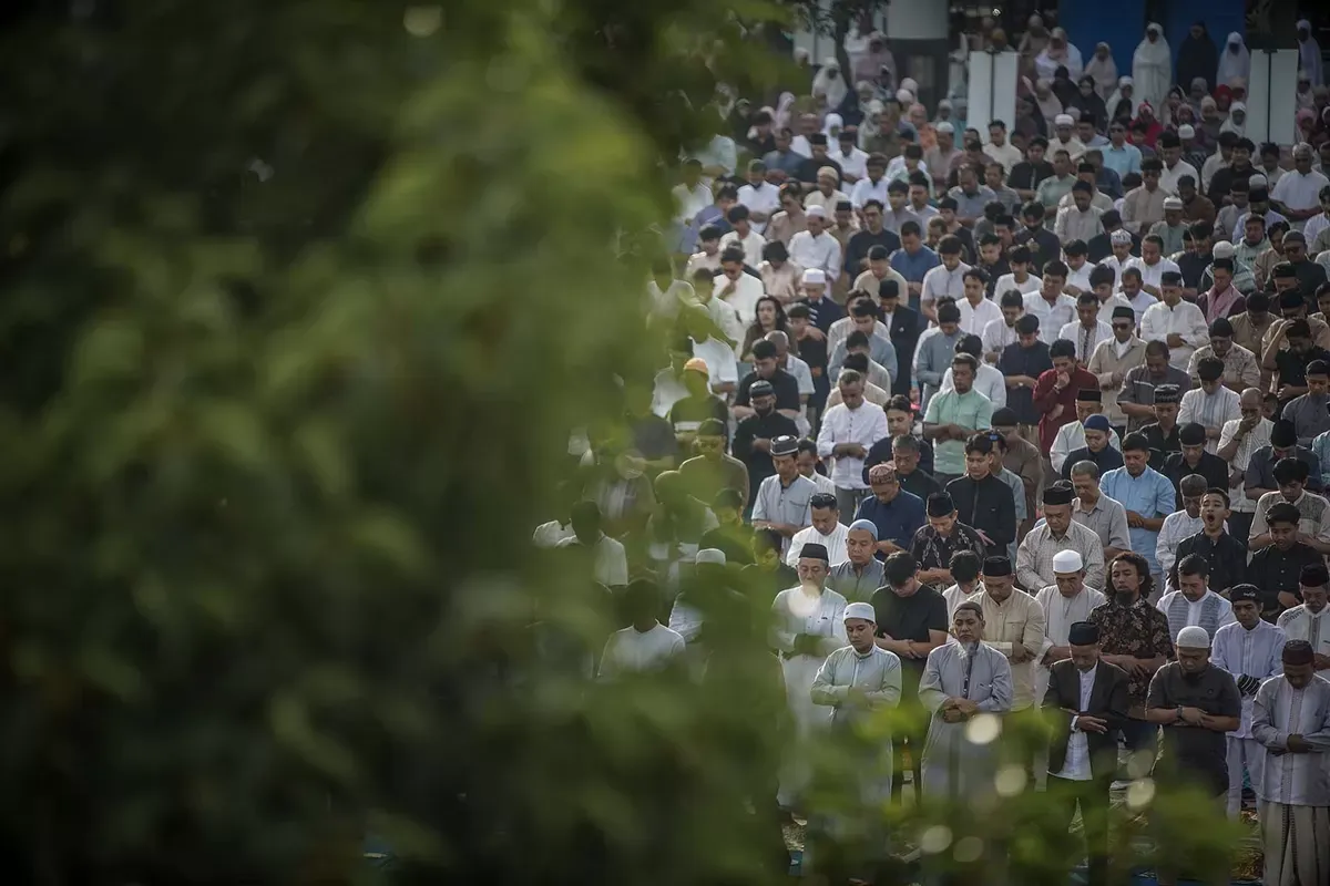 Ribuan umat muslim melaksanakan shalat Idul Fitri 1446 H di Lapangan Gasibu, Jalan Diponegoro, Kota Bandung, Senin 31 Maret 2025. (Sumber: Ayobandung.id | Foto: Kavin Faza)