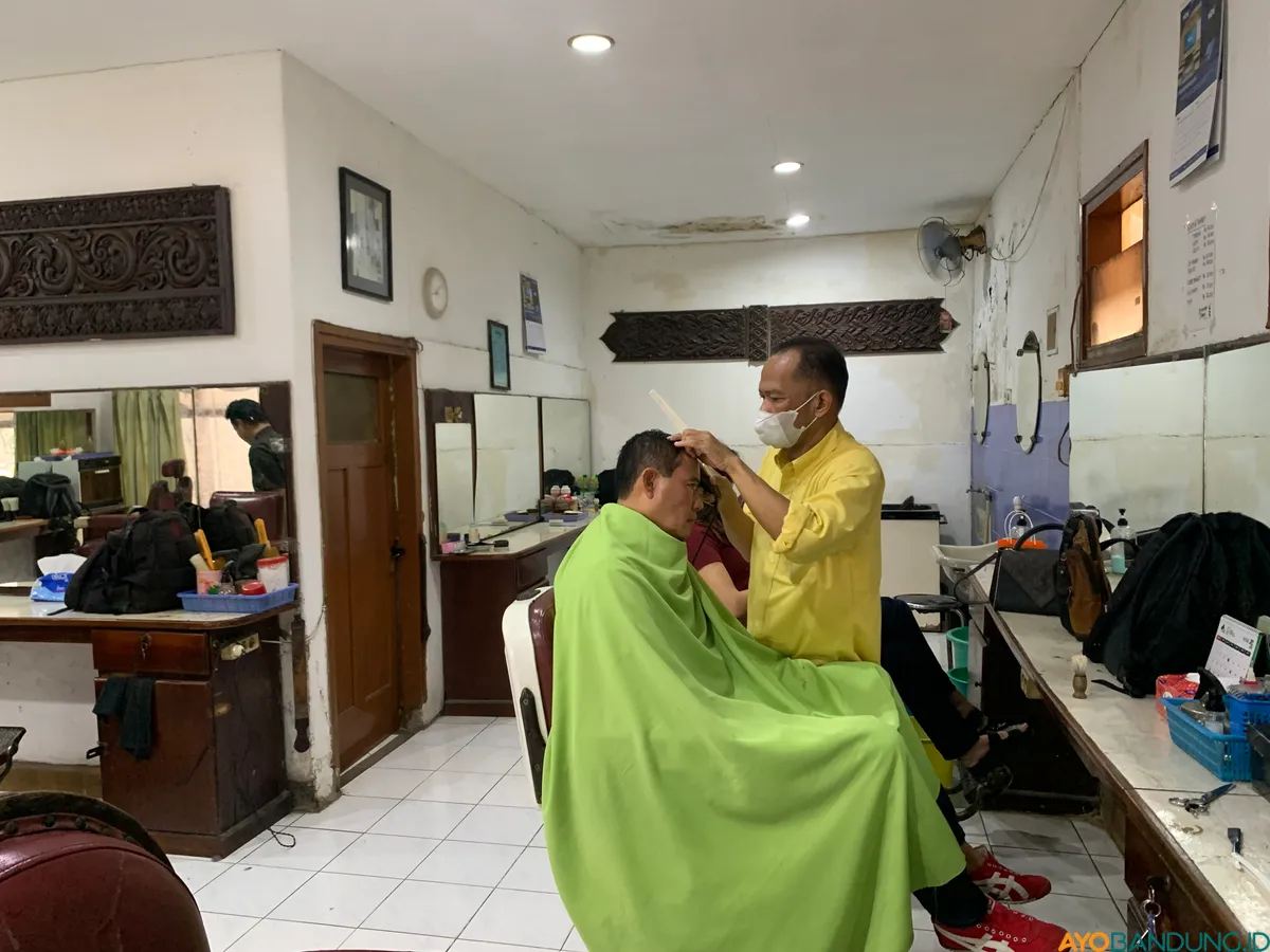 Berdiri sejak 1949, Barbershop Sawargi menjadi saksi perjalanan usaha lintas generasi yang tetap bertahan di tengah perubahan tren. (Sumber: ayobandung.id | Foto: Ilham Maulana)